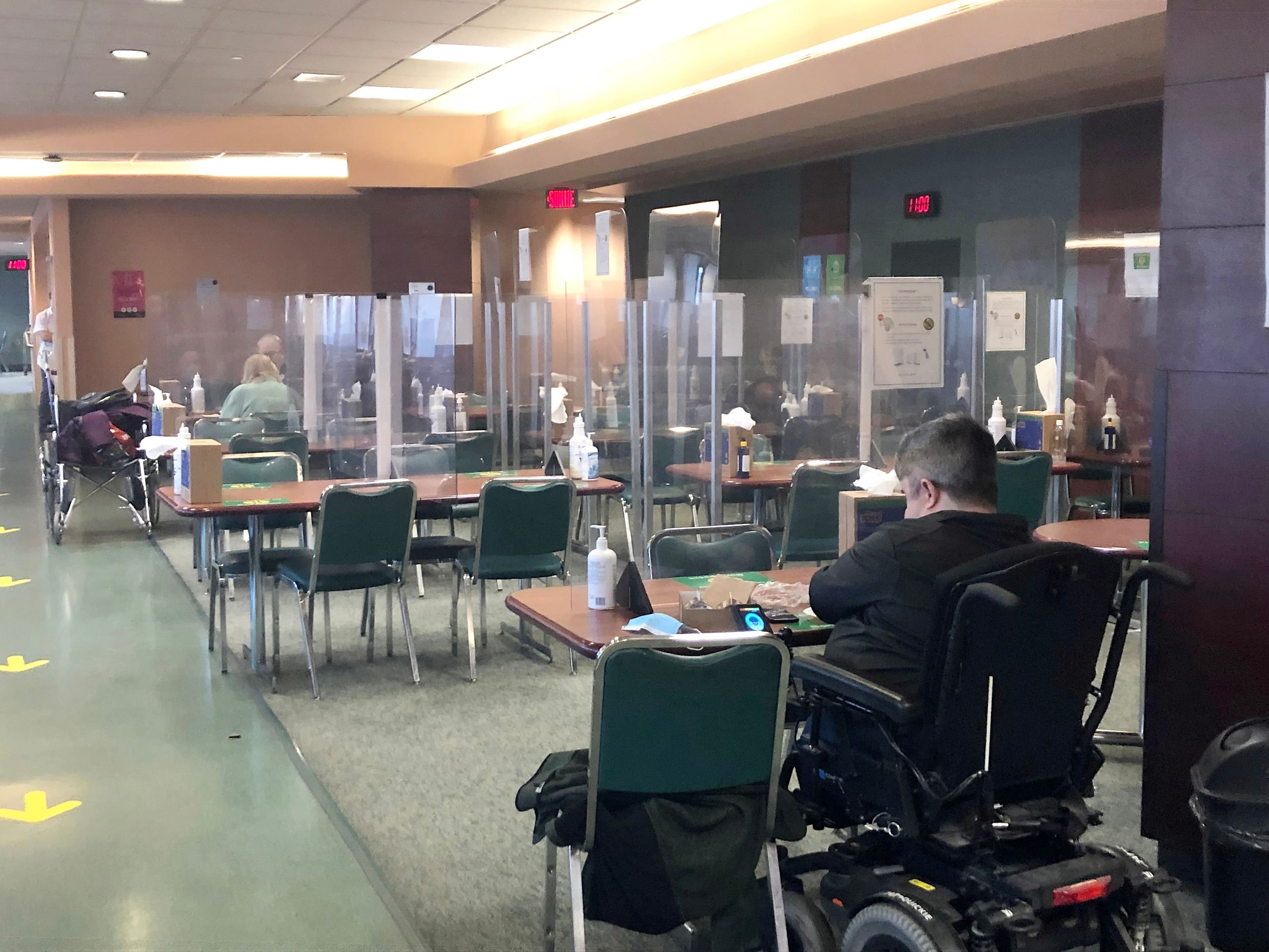 Les panneaux de plexiglas à la Cité-de-la-Santé de Laval