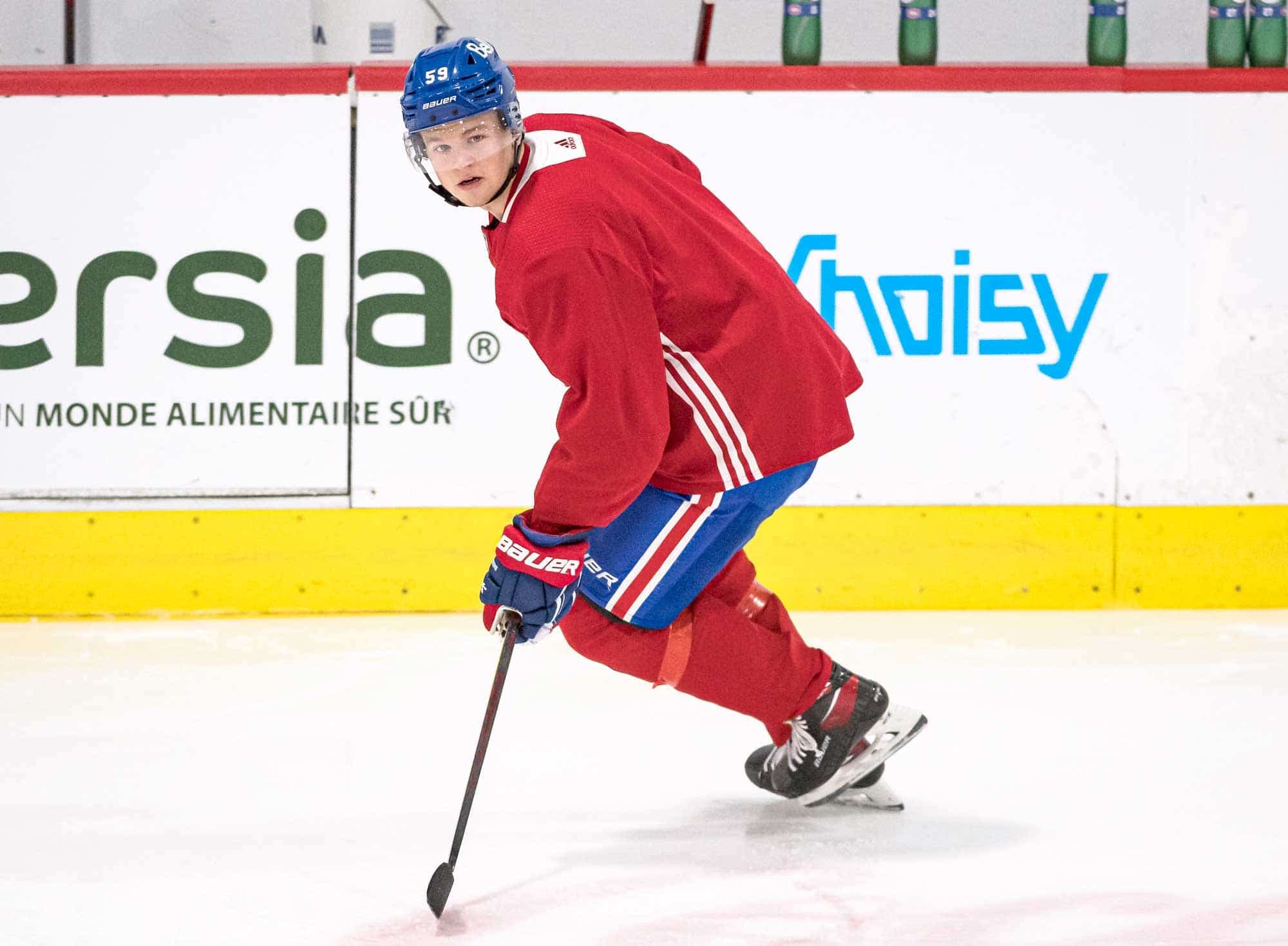 Mattias Norlinder à l’entraînement avec le Canadien jeudi dernier à Brossard.