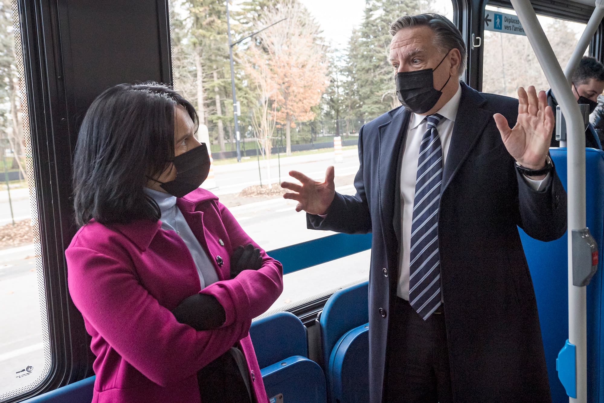 Valérie Plante et François Legault à bord d’un autobus électrique sur le trajet du SRB Pie-IX, en novembre.