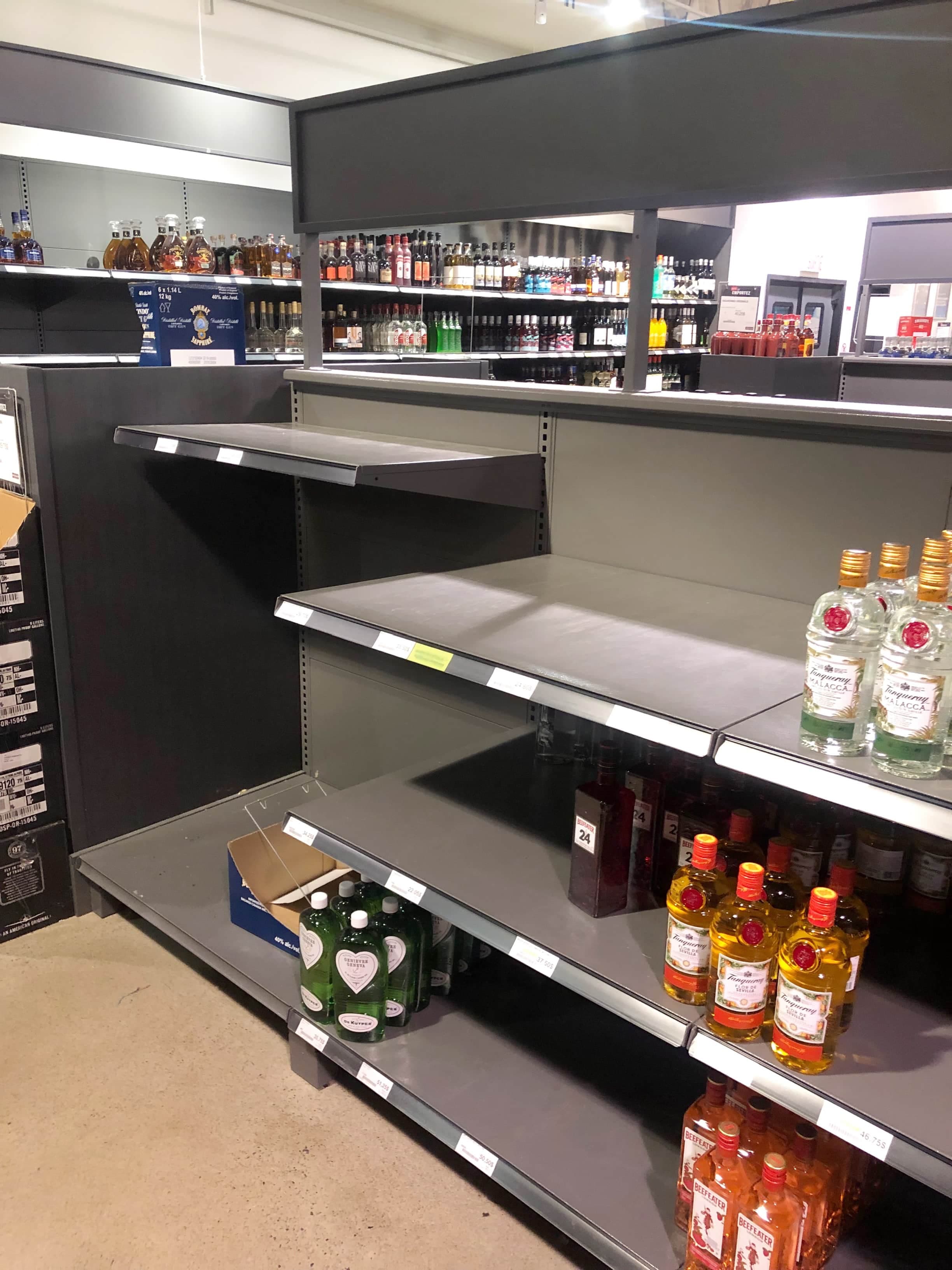 Des tablettes commençaient déjà à manquer de produits dans une SAQ réservée aux détenteurs de permis d’alcool de Montréal, hier.