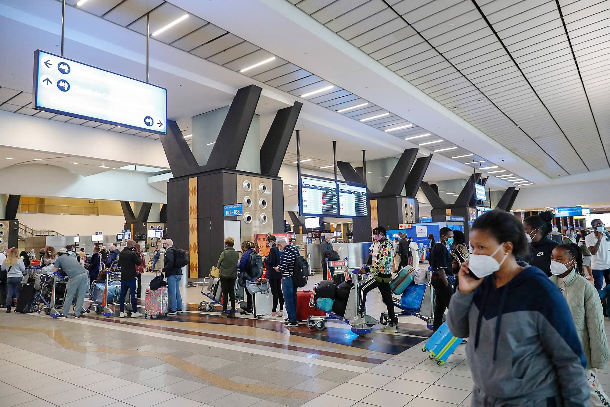 Des voyageurs font la file à l’aéroport de Johannesburg en Afrique du Sud, hier, alors qu’une partie de la planète s’isole de l’Afrique australe.