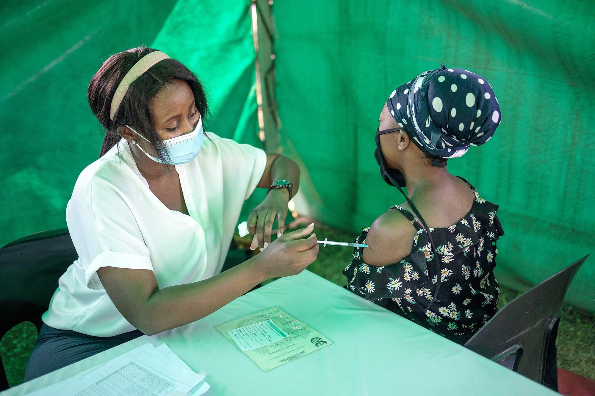 Une travailleuse de la santé vaccine une femme dans une clinique de la ville de Soweto, en Afrique du Sud.