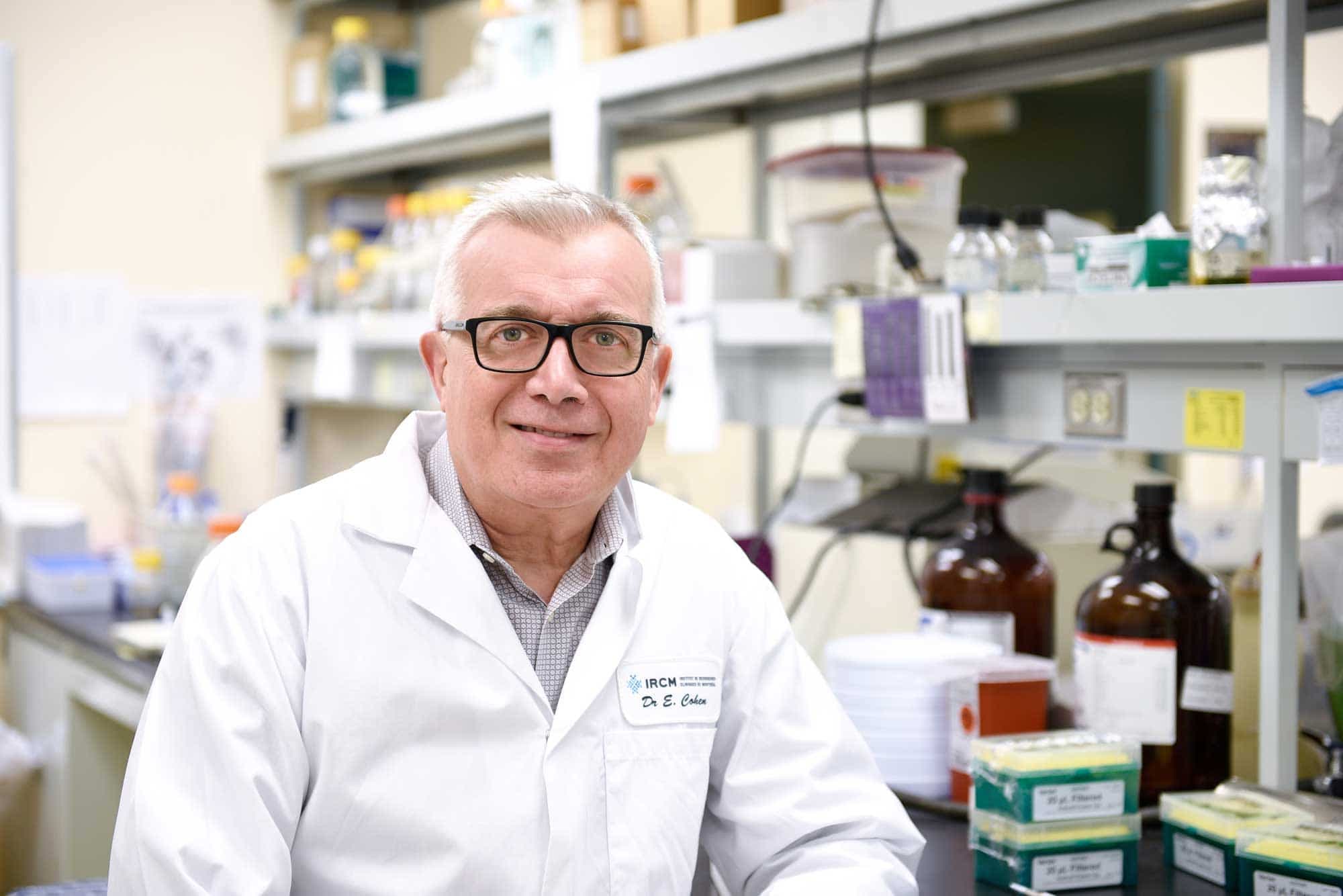 Le virologue Éric Cohen dans son laboratoire de l’Institut de recherche clinique de Montréal. Il traque le virus de l’immunodéficience humaine (VIH) depuis ses études à l’Université Harvard, il y a plus de 30 ans.