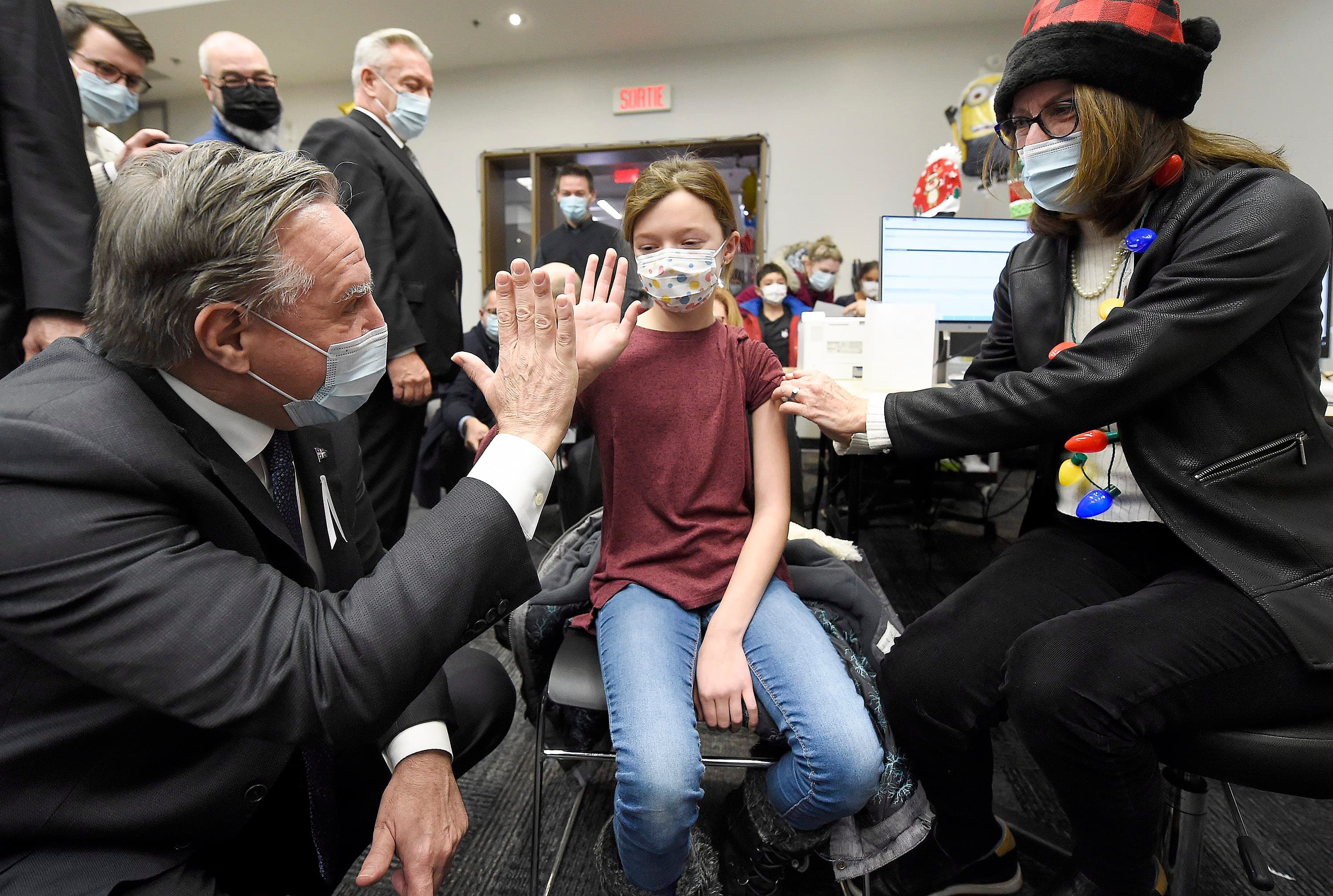 Le premier ministre a pris un long moment mercredi à Lévis pour encourager des enfants parfois craintifs devant l’aiguille. En compagnie de Justine Mignault (photo), François Legault a félicité le courage des jeunes. Selon lui, il faut voir un lien direct entre le haut taux de vaccination contre la COVID-19 et le nombre d’hospitalisations qui demeure bas et reste maîtrisé à l’approche de Noël. « Ça se passe bien. On est rendu à 240 000 enfants de 5 à 11 ans qui ont été vaccinés ou qui ont pris un rendez-vous. On est rendu à 37 %. Ça va bien et c’est un bon début », a-t-il dit. M. Legault a répété que plusieurs cas de COVID-19 se retrouvent actuellement parmi le groupe des 5 à 11 ans et que la vaccination va améliorer cette situation.