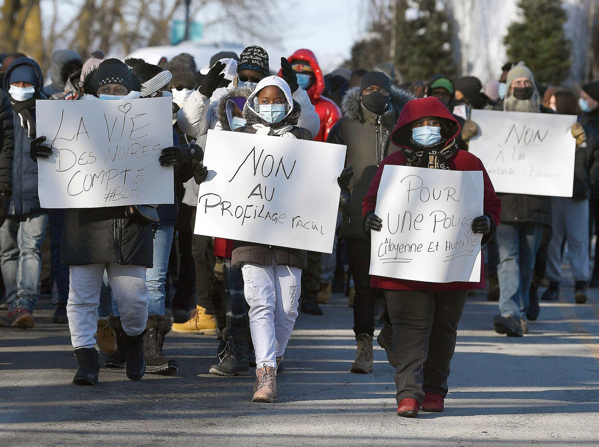 Près de 200 manifestants ont dénoncé la brutalité policière à Québec.