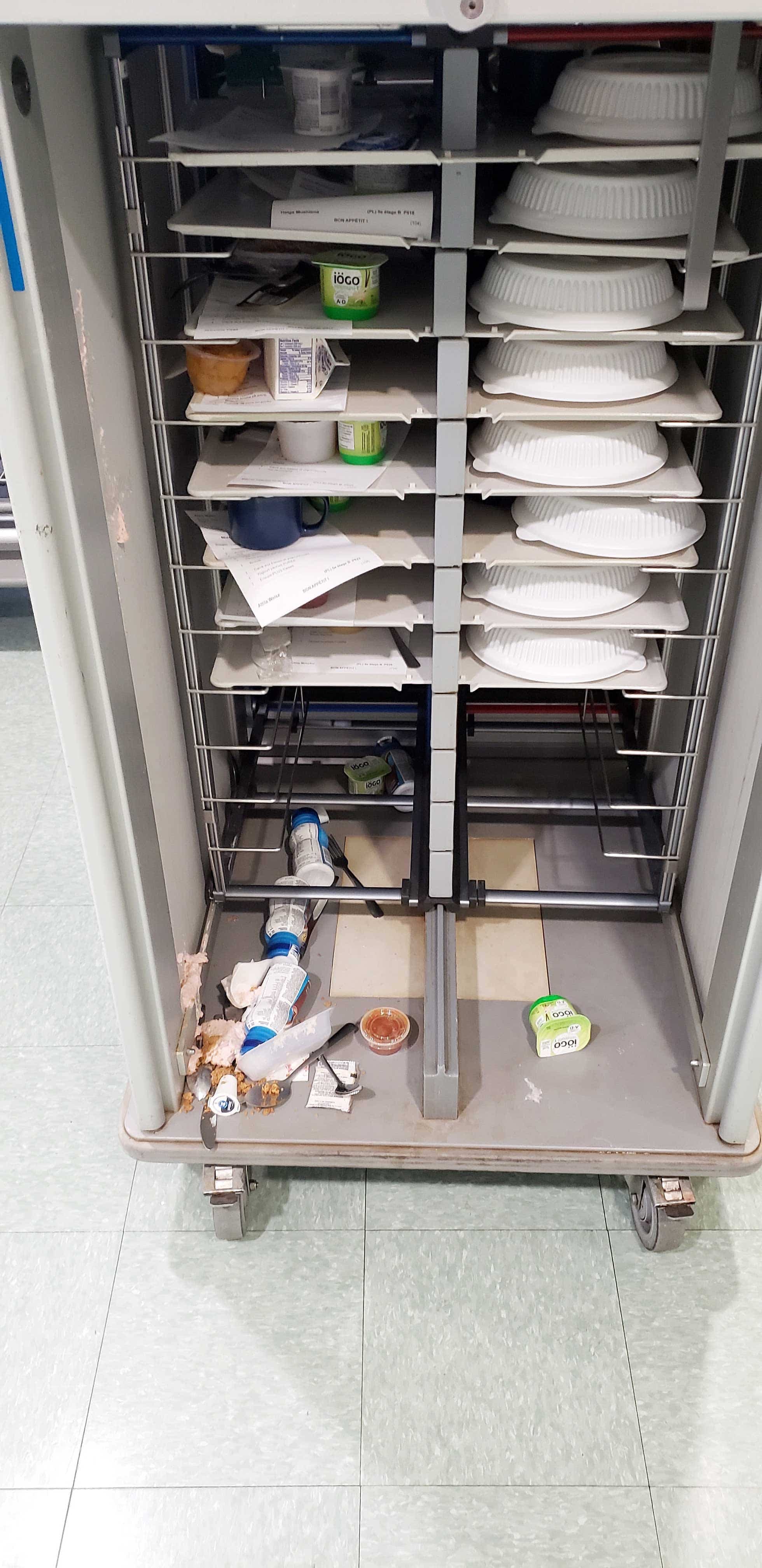 Lors du transport entre les établissements, les plats se renversent souvent dans les chariots de transport. Certains résidents n’ont alors pas tous les plats de leur menu.