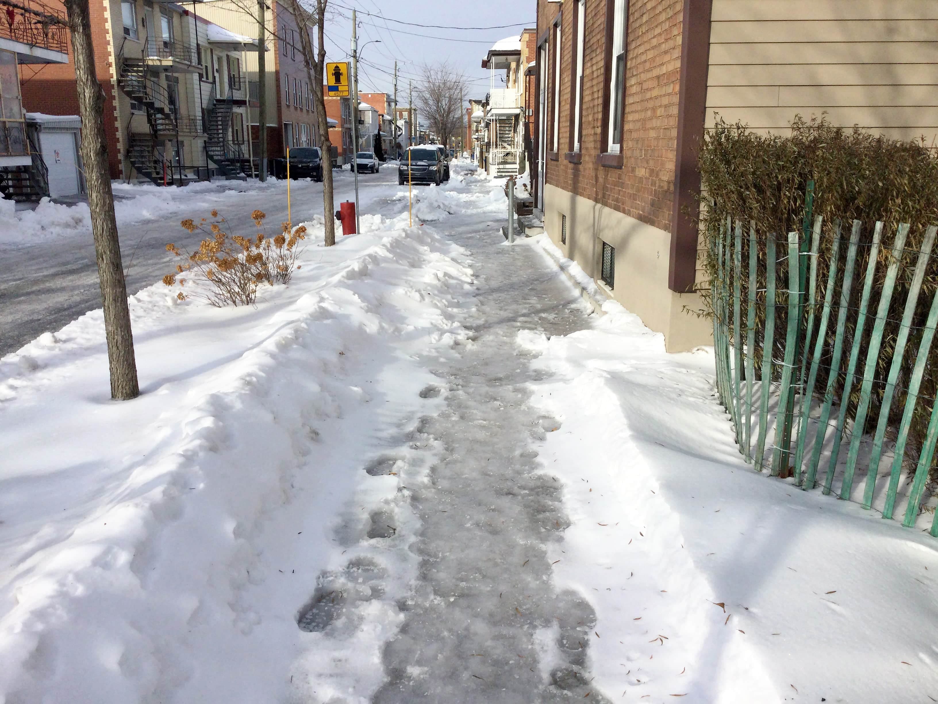 Des trottoirs étaient toujours couverts de glace, deux jours après la tempête de lundi.