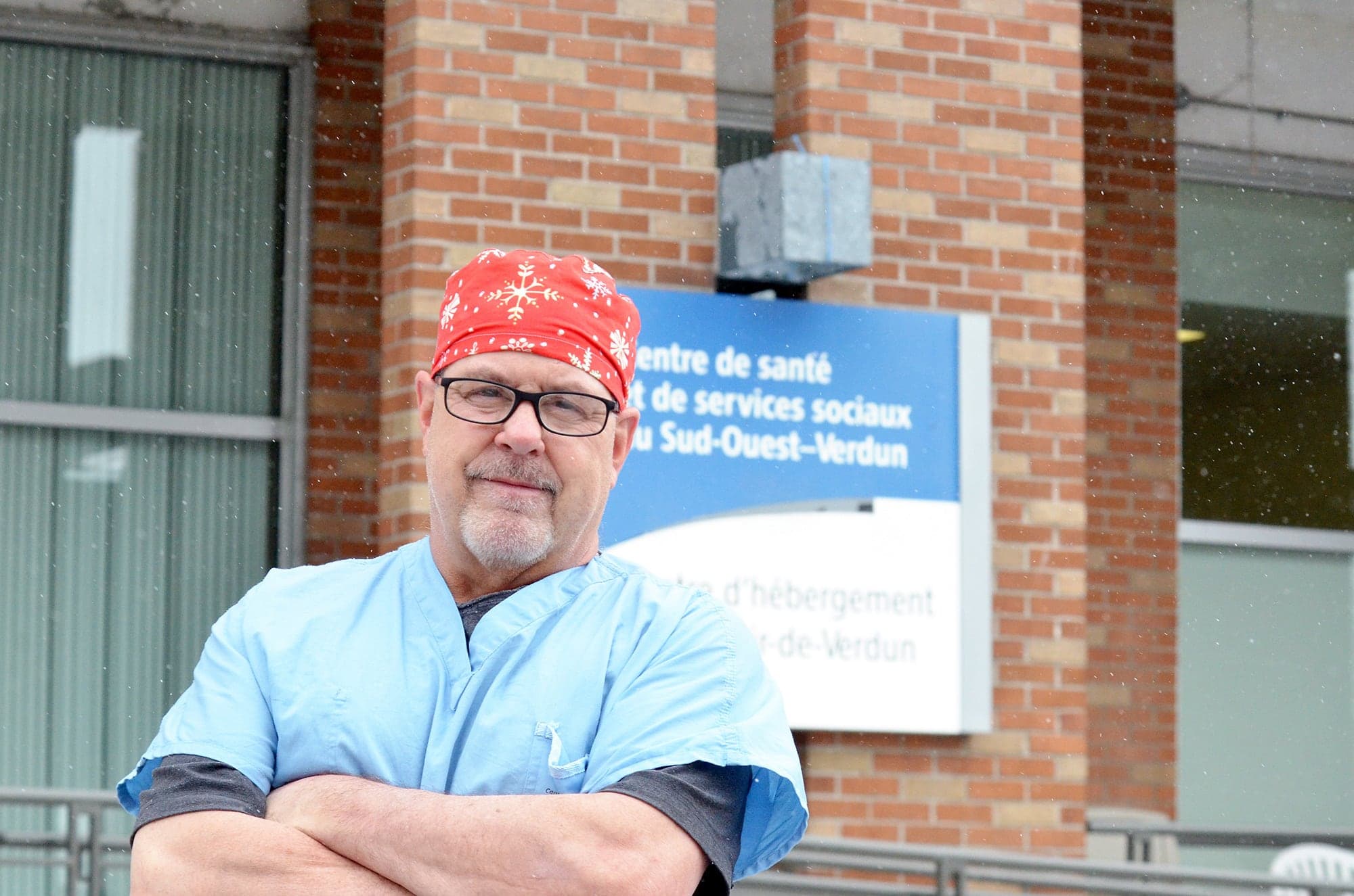 Alain Tanguay, 56 ans, est fier d’avoir traversé les pires moments de la pandémie sans prendre un seul jour de congé depuis le 1er mars 2020 dans le département de l’hygiène et de la salubrité du Centre d’hébergement du Manoir-de-Verdun, à Montréal.