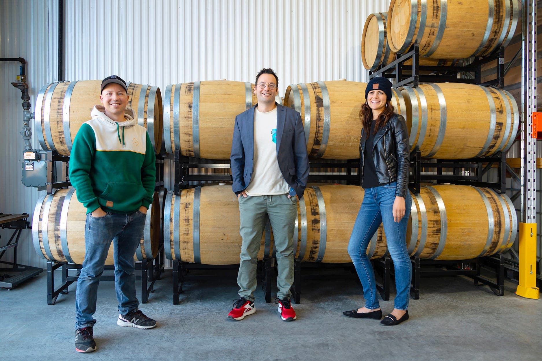 Luc Fournier à la production, Dave Ricard président (au centre) et Ève Robert représentante des ventes chez la Distillerie des Appalaches, une entreprise de Lévis. Ils sont en faveur de la création d’un réseau de vente complémentaire.