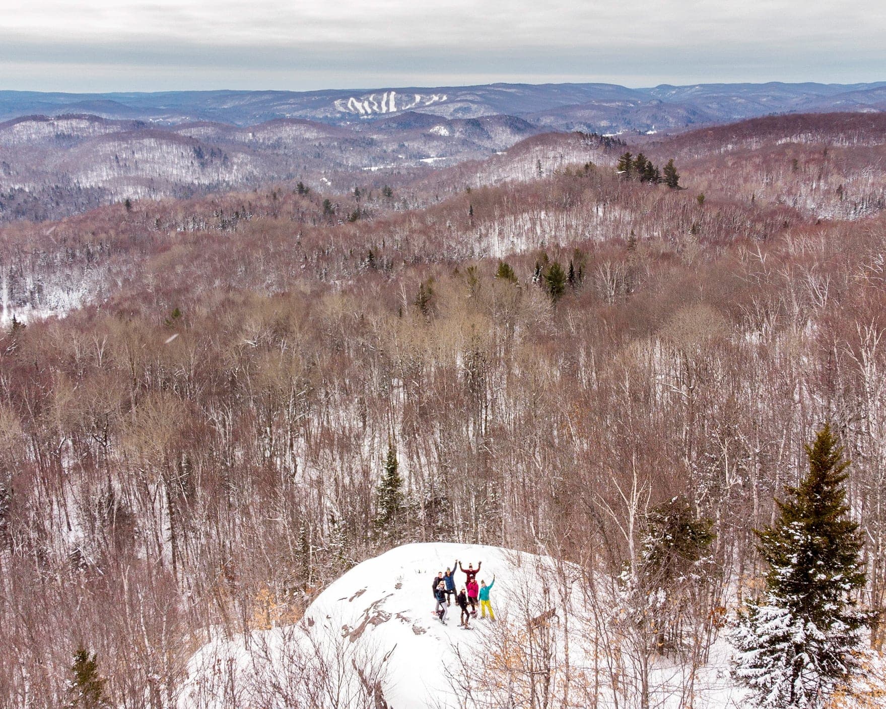 Là-haut, les montagnes se succèdent à perte de vue.