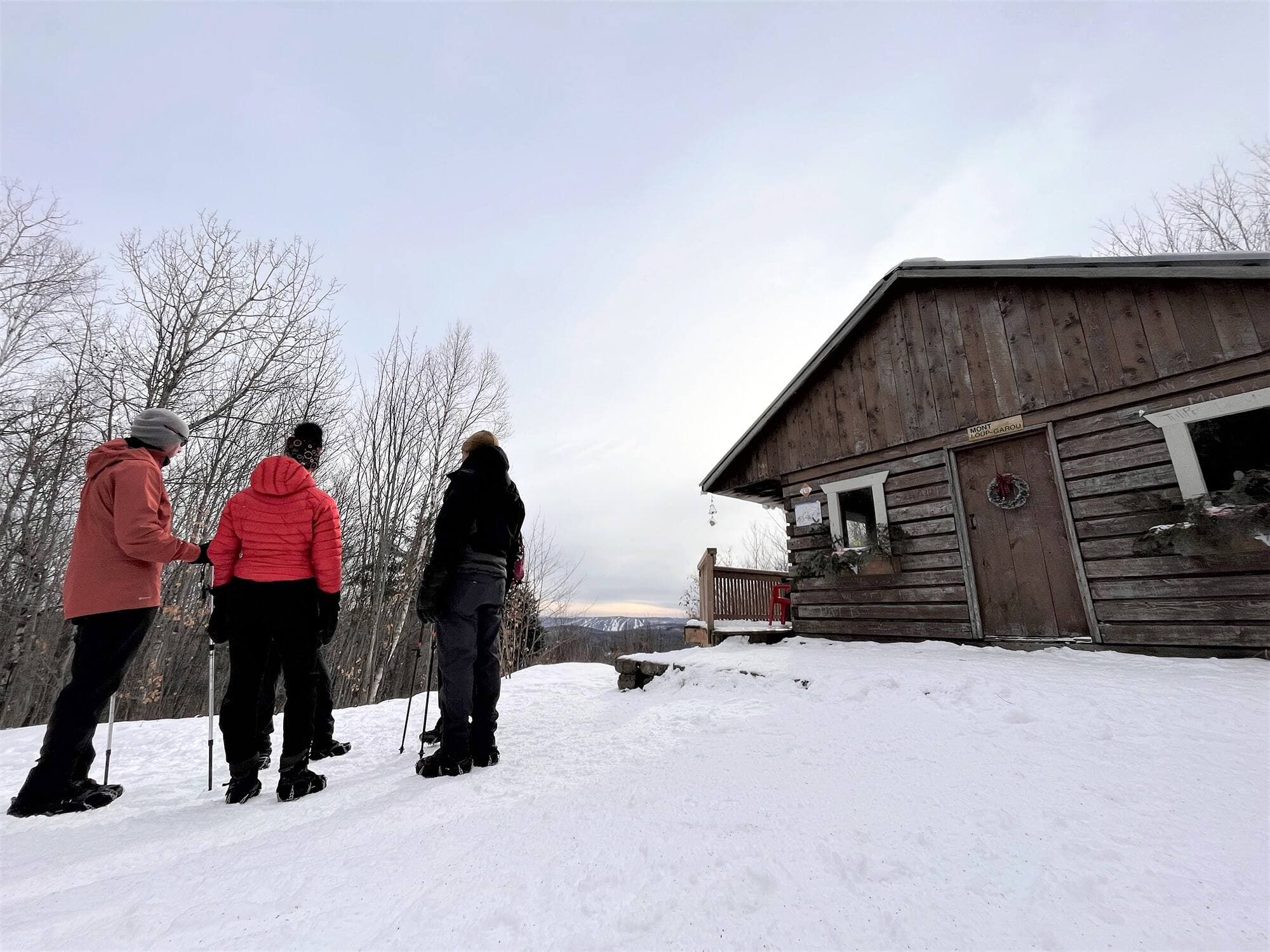 Le pittoresque vieux refuge au sommet du mont Loup-Garou.