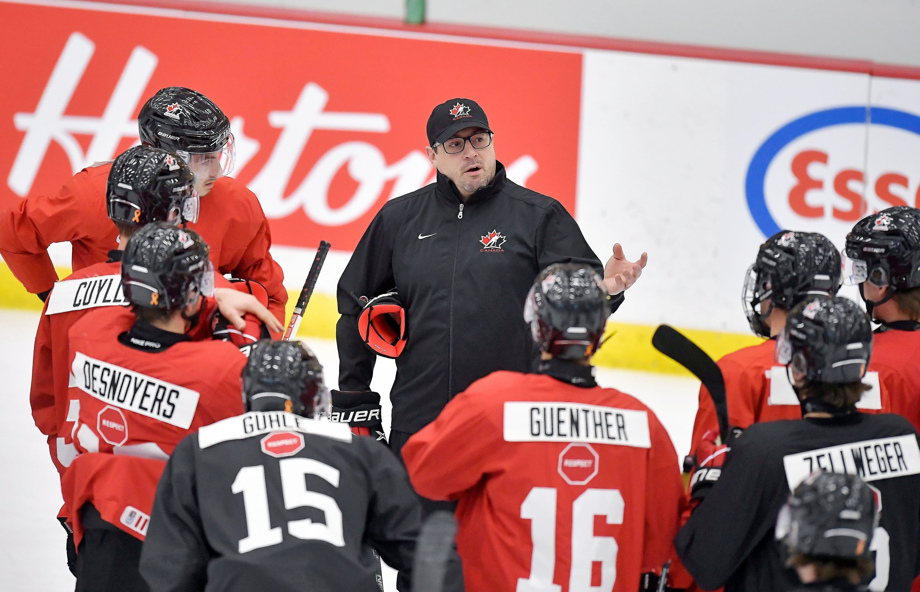 Louis Robitaille au moment de parler à ses joueurs lors d’un entraînement d’Équipe Canada Junior à Calgary, il y a deux semaines.