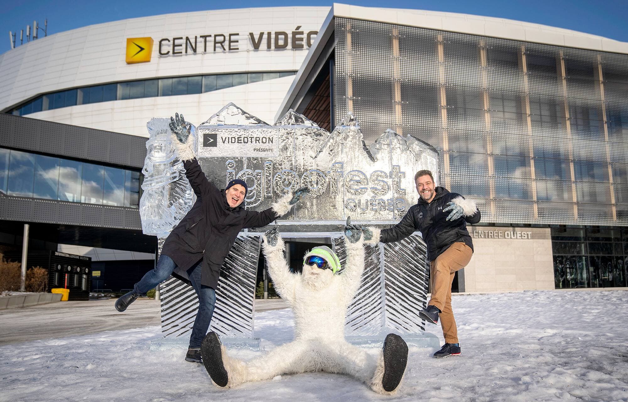 Pascal Lefebvre, cofondateur de l’Igloofest, et Martin Tremblay, chef de l’exploitation du Groupe Sports et divertissement de Québecor, entourent le yéti, la mascotte d’Igloofest. Le festival de musique électronique s’installera à Québec en mars.