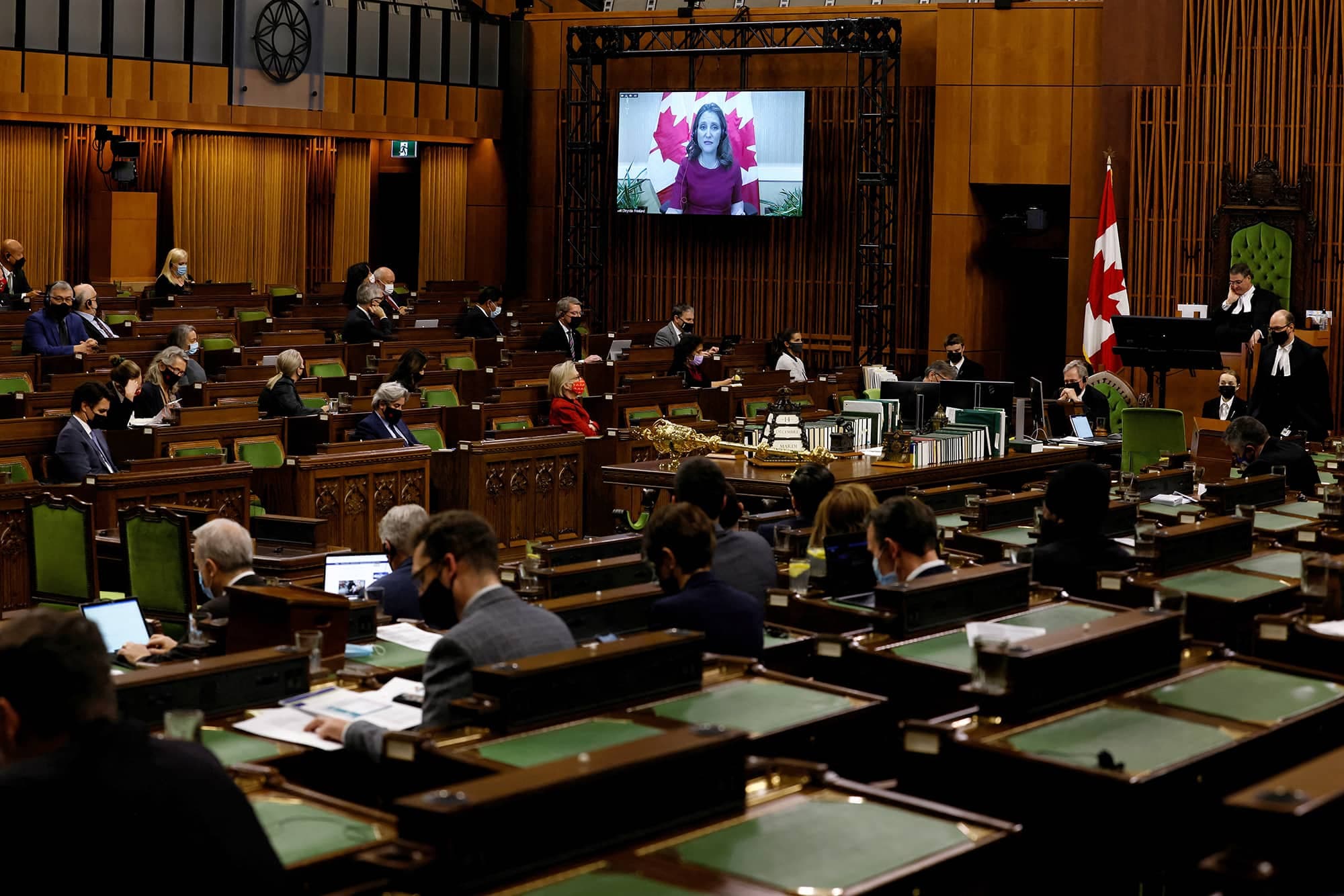 La ministre des Finances Chrystia Freeland a présenté sa mise à jour économique à distance hier à la Chambre des communes, car deux membres de son équipe ont été déclarés positifs à la COVID-19. La ministre a été déclarée négative.
