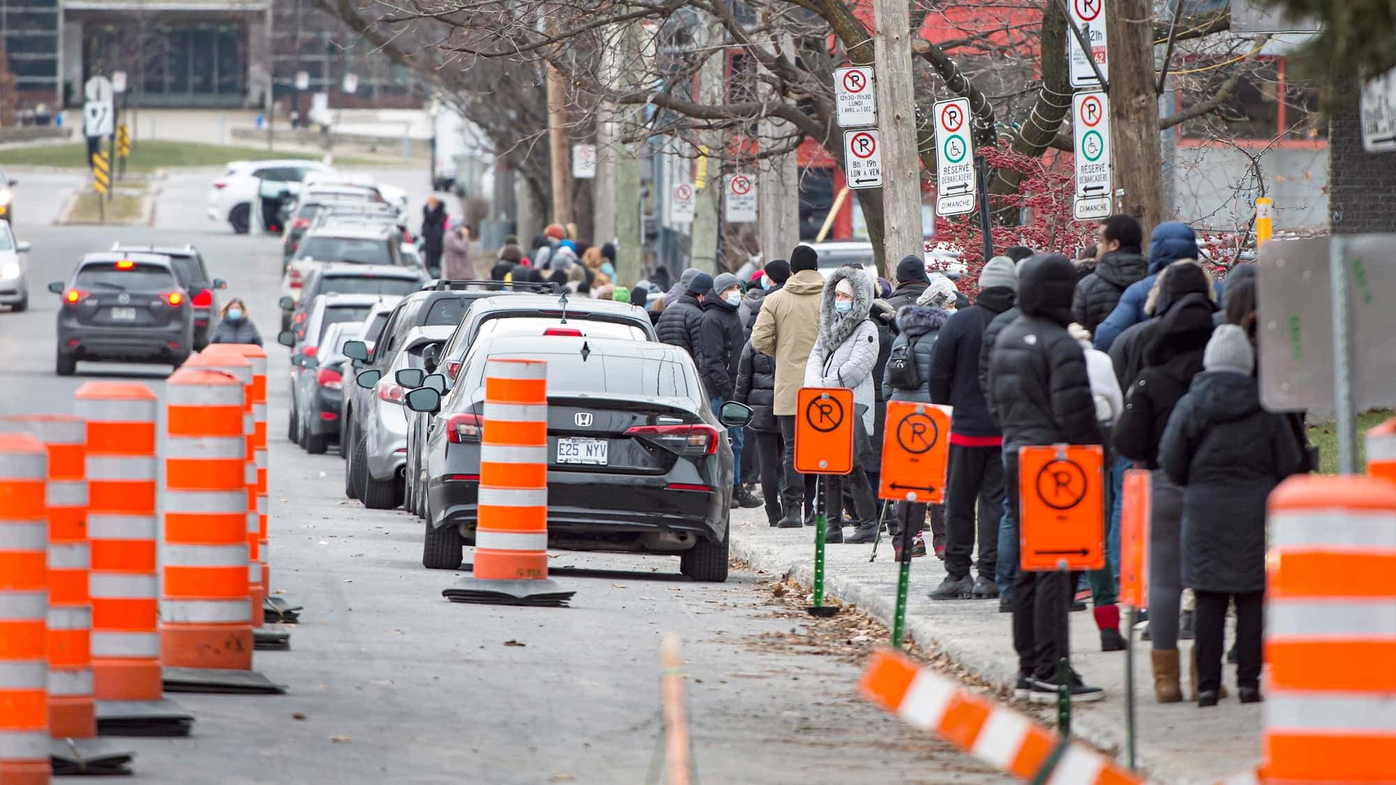 La file était longue hier à la Clinique de dépistage de Chauveau alors que le variant Omicron fait grimper le nombre d’infections.