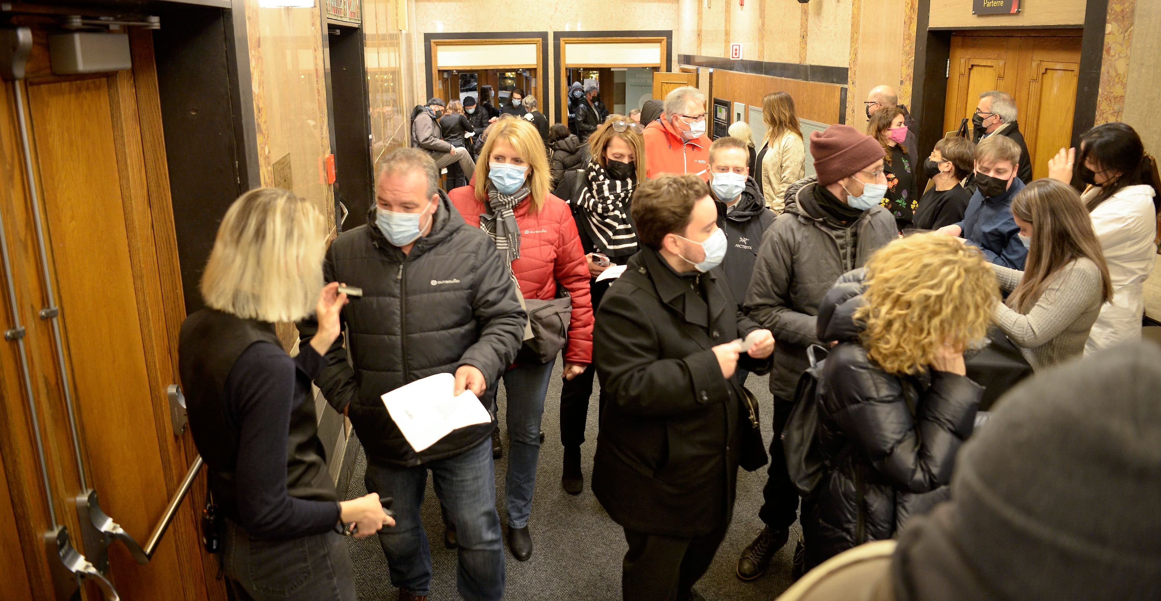 Malgré un respect très strict des mesures sanitaires, comme ici au Théâtre Outremont, les propriétaires et exploitants de salles de spectacles écopent encore face à la montée du nouveau variant Omicron.