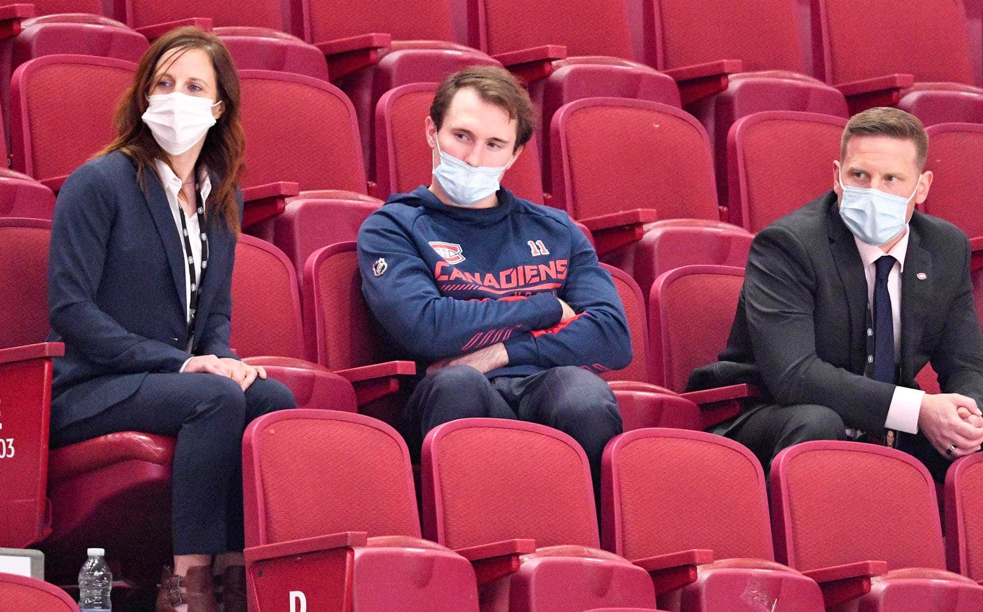 De rares spectateurs dans les sièges : Renée Racine, conseillère en nutrition chez le Canadien, Brendan Gallagher et Adam Douglas, directeur, science du sport et performance.
