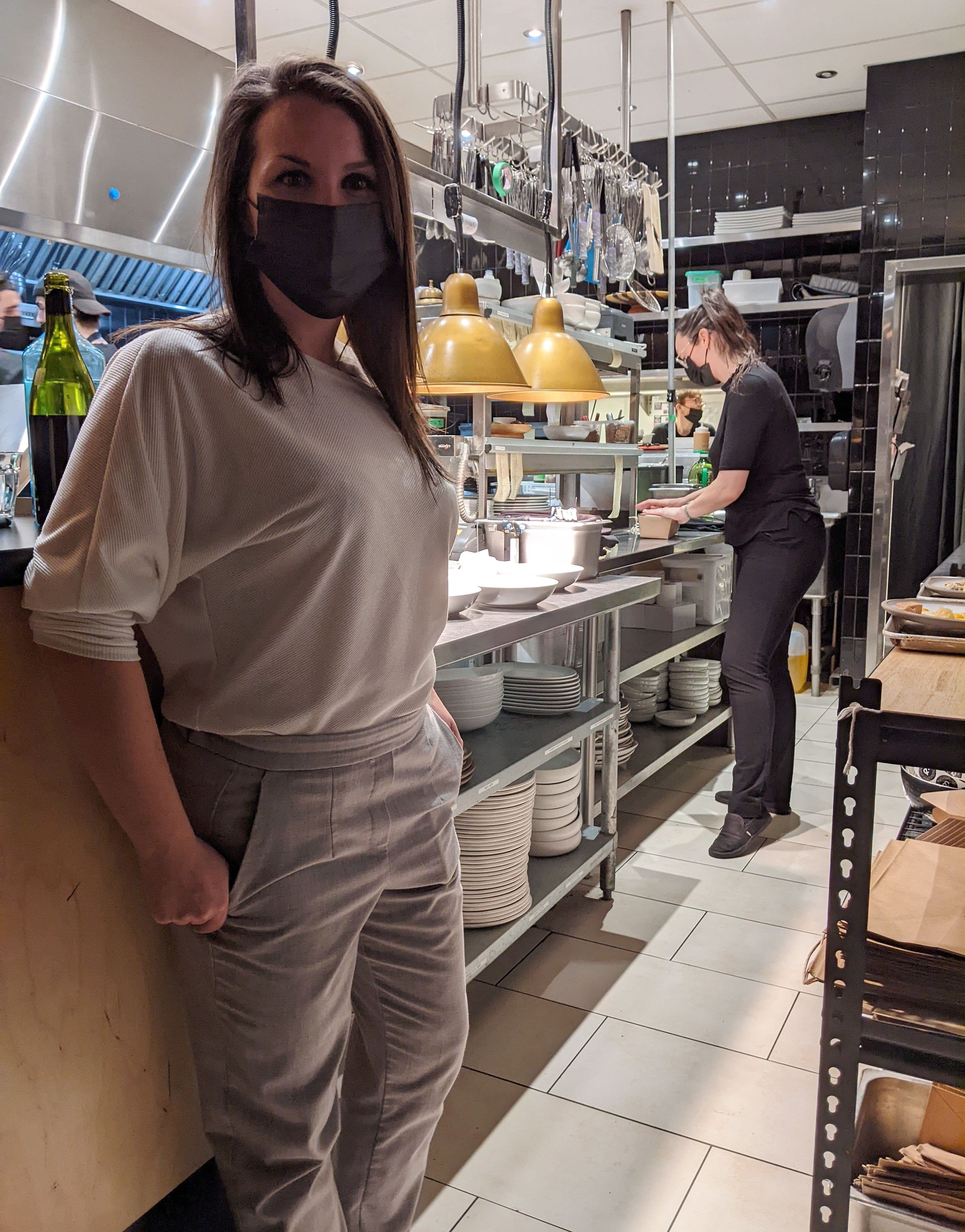 À Québec, la propriétaire de Tapas & Liège, Vanessa Roberge, est déçue de la décision prise jeudi soir par le gouvernement Legault en lien avec la flambée des cas de COVID-19.