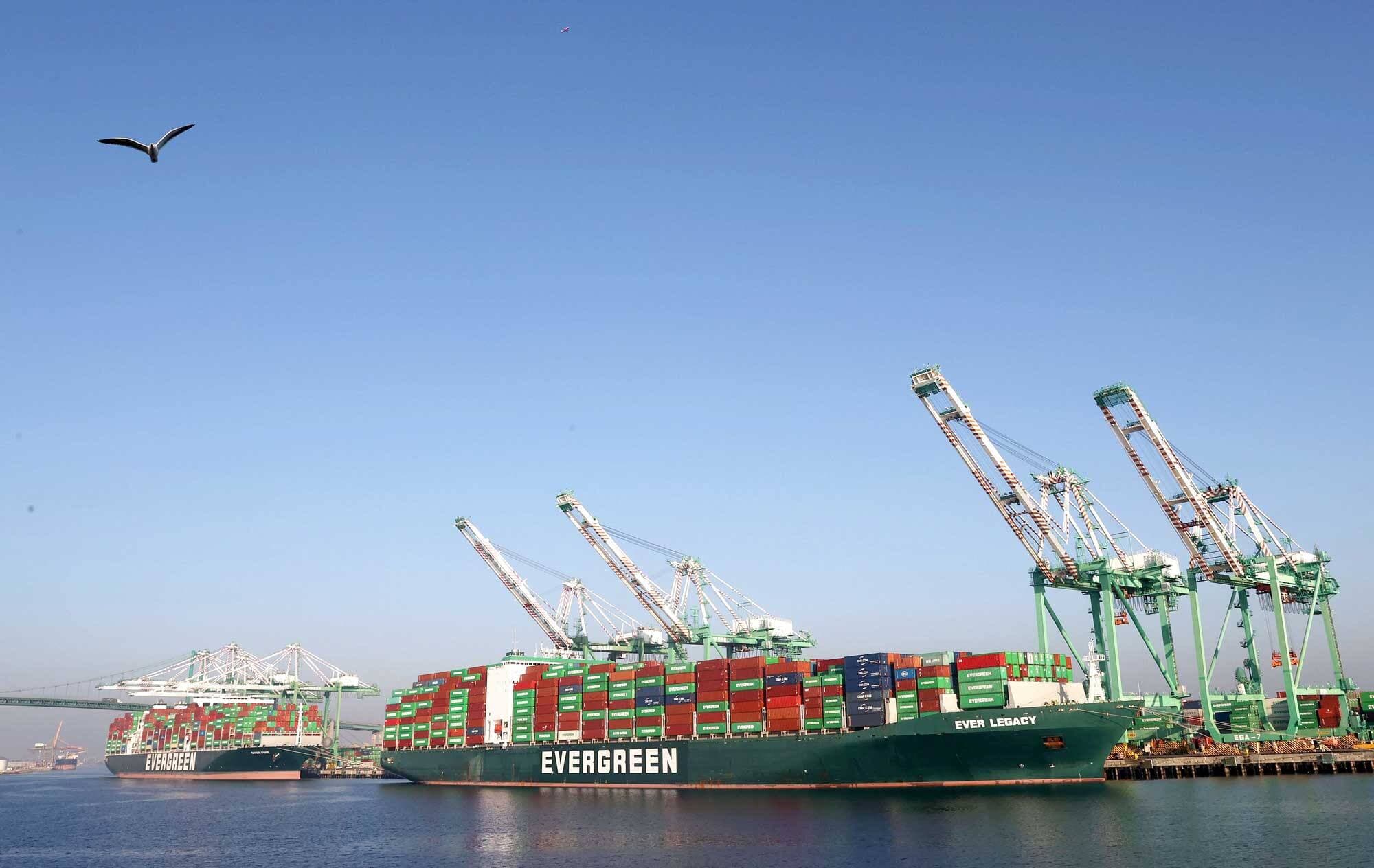 Un nouvel allongement des délais de chargement et de déchargement dans les grands ports de la planète, comme celui de Los Angeles (ici), aurait des répercussions sur l’inflation.