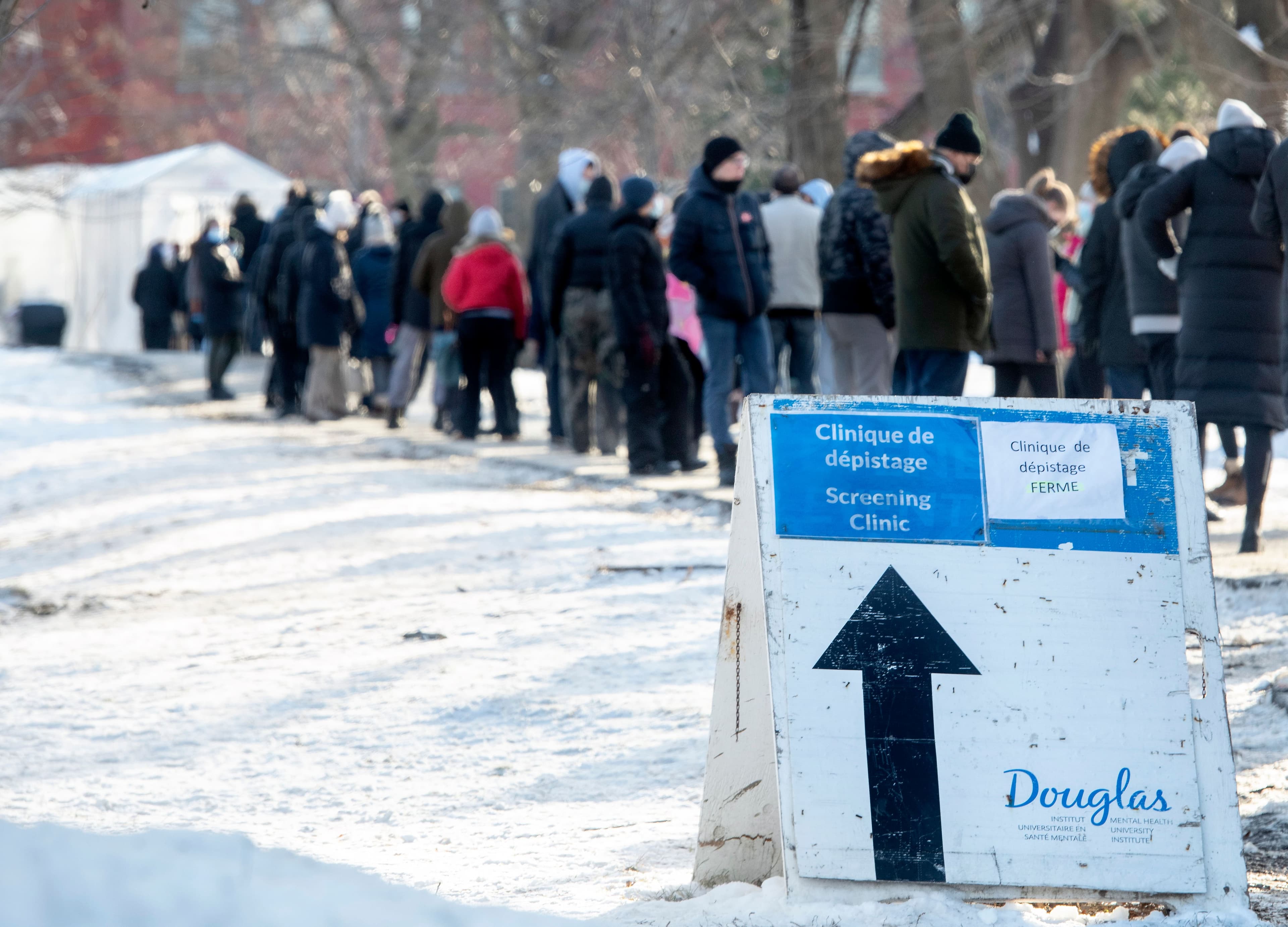 Le centre de dépistage à l’hôpital Douglas a affiché complet peu après midi mardi.