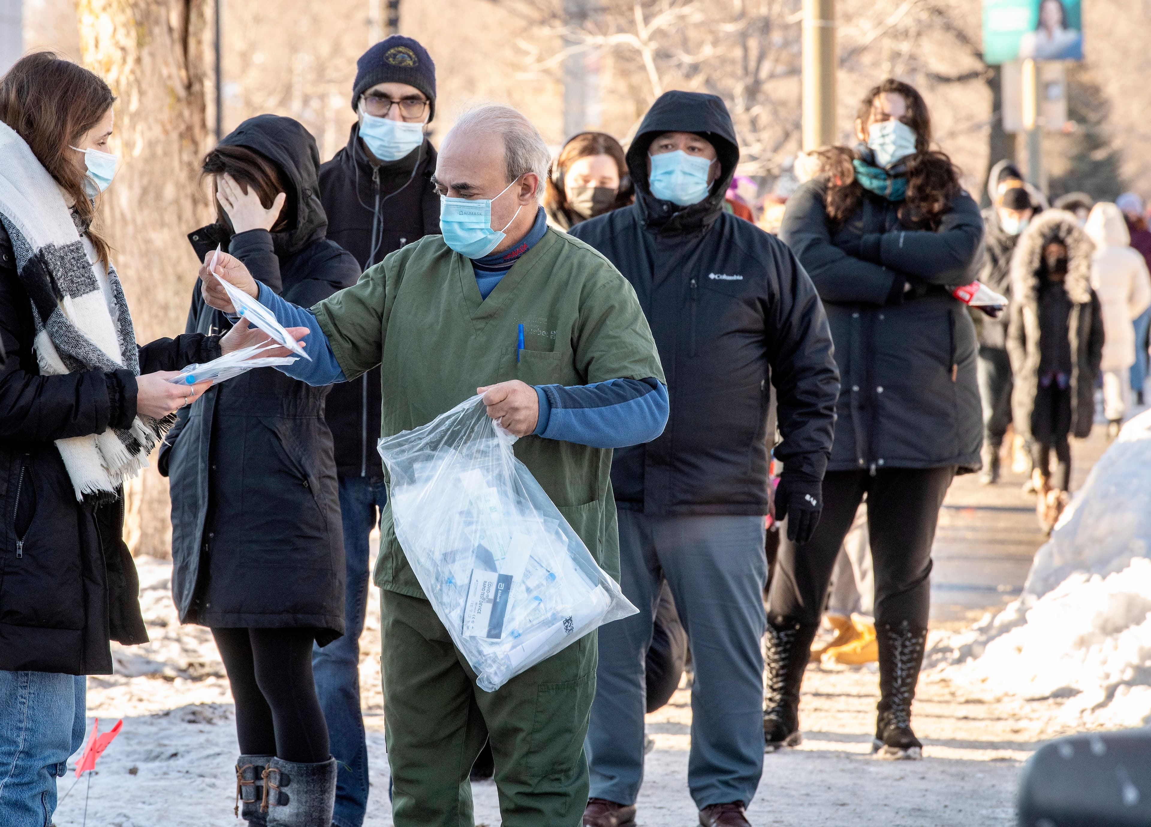 Des tests rapides étaient distribués à la clinique Chauveau pour réduire la file.