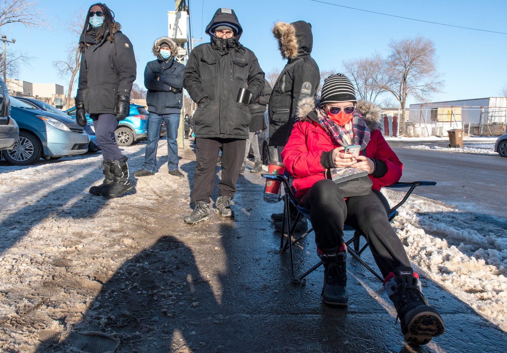 Une dame a amené sa chaise de camping pour patienter dans la file de la clinique Chauveau.