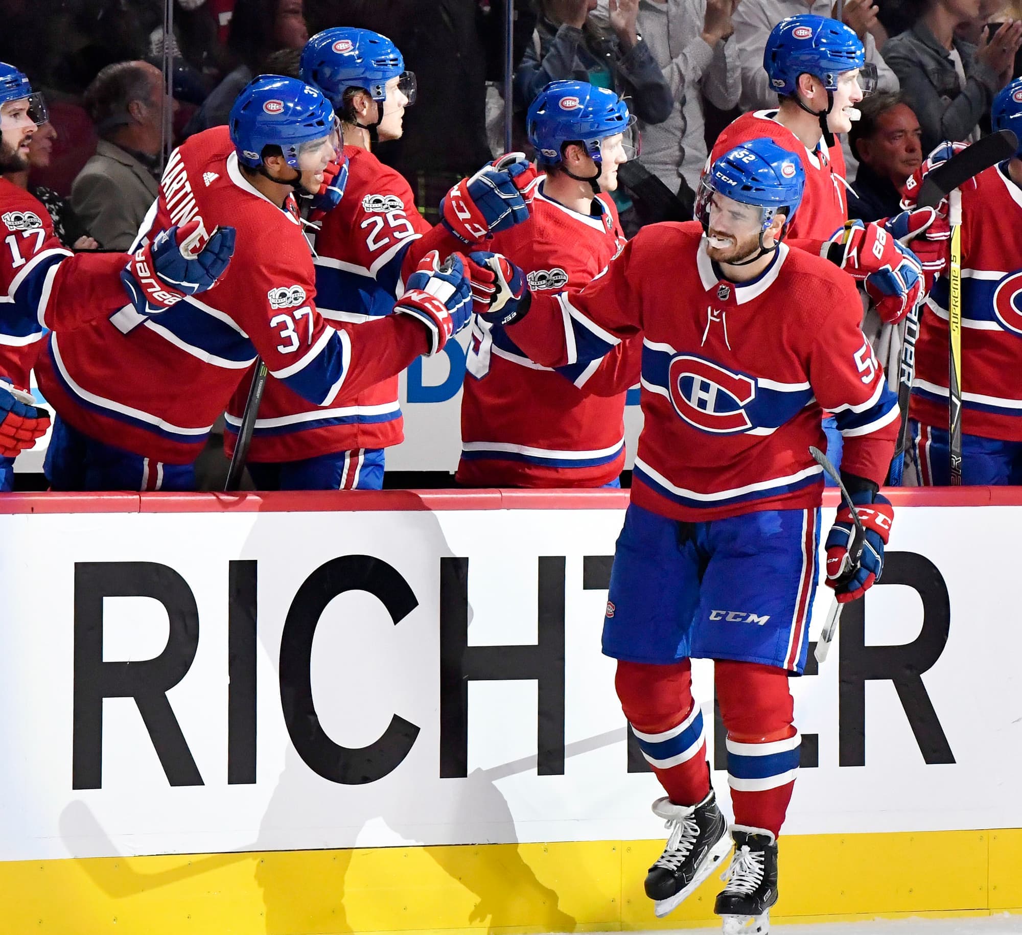 Éric Gélinas avait été félicité par ses coéquipiers après avoir marqué lors d’un match présaison du Canadien contre les Devils du New Jersey, en septembre 2017.