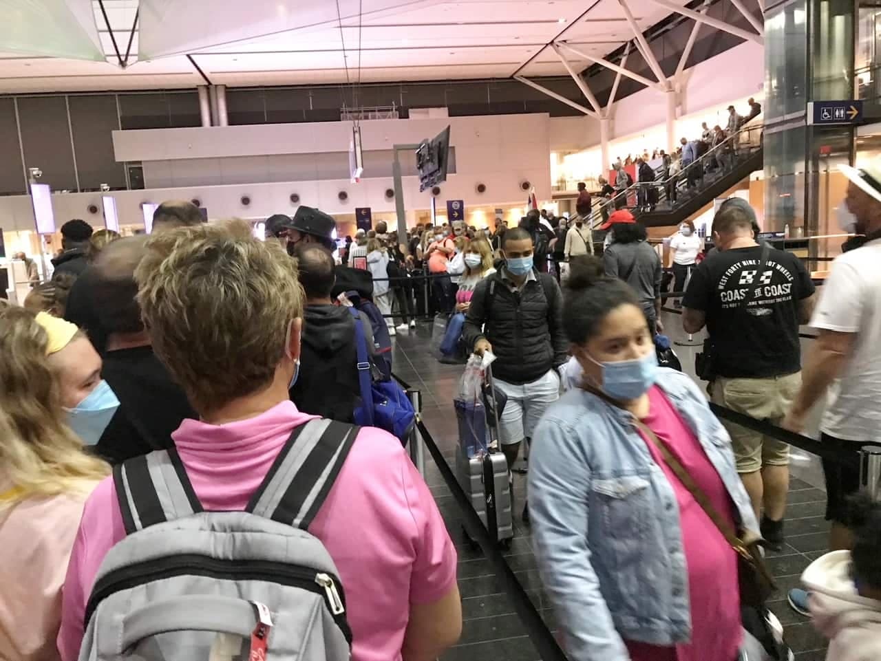 Un aperçu de la file d’attente pour les douanes à l’aéroport de Montréal, où s’entassaient des centaines de voyageurs, le 22 décembre dernier.