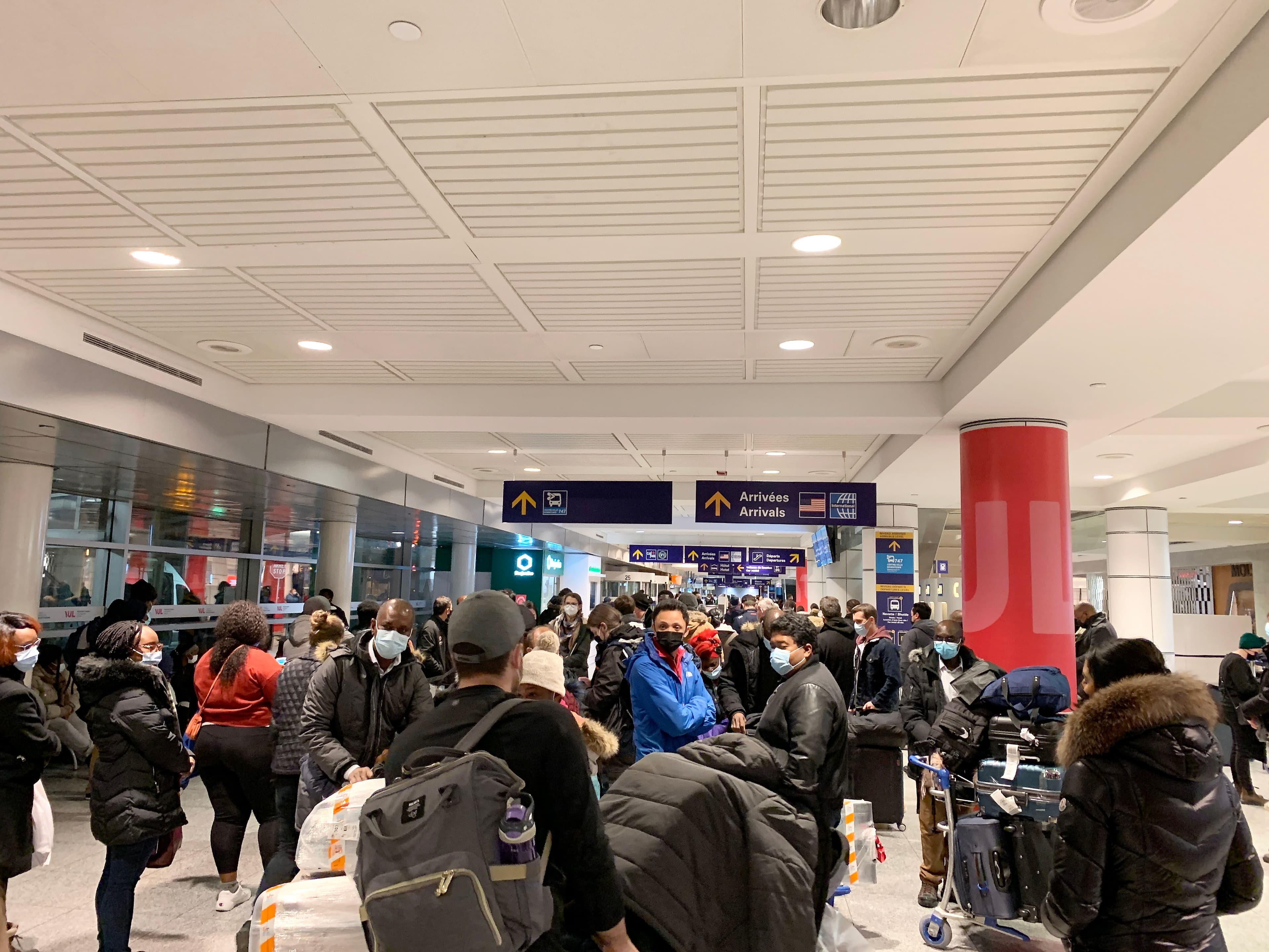 Les files d’attente étaient très longues et les règles de distanciation physique peu respectées, dimanche, à l’aéroport Montréal-Trudeau.