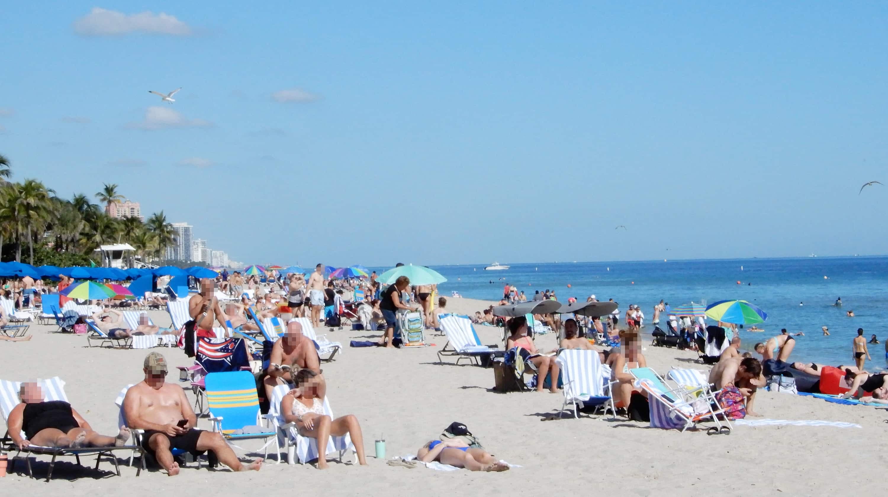 Les snowbirds ont l’impression d’échapper à la pandémie, notamment sur cette plage de Fort Lauderdale photographiée hier matin.