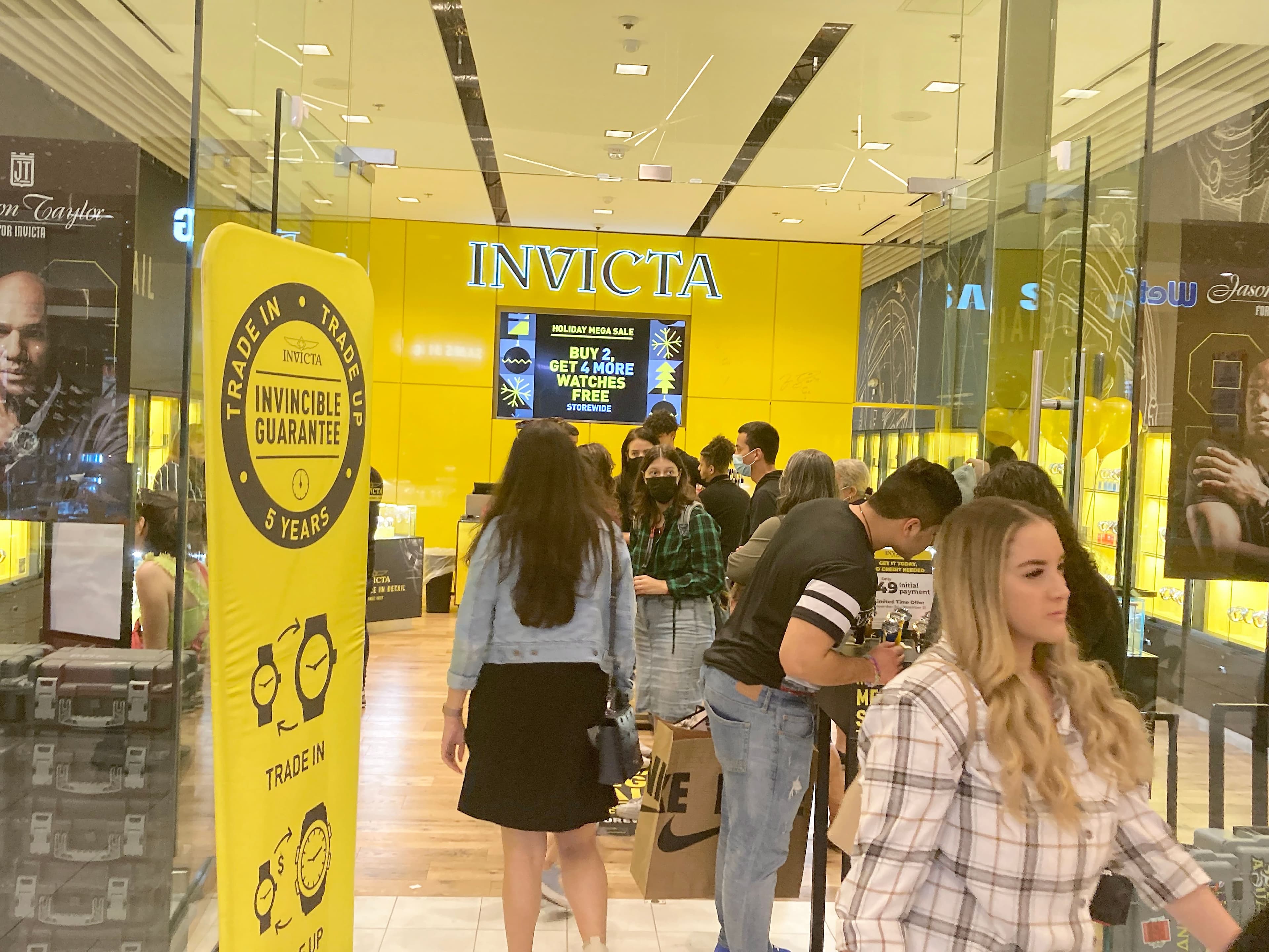 Photo prise hier au Sawgrass Mills un centre commercial connu de Fort Lauderdale. Les masques se faisaient rares.