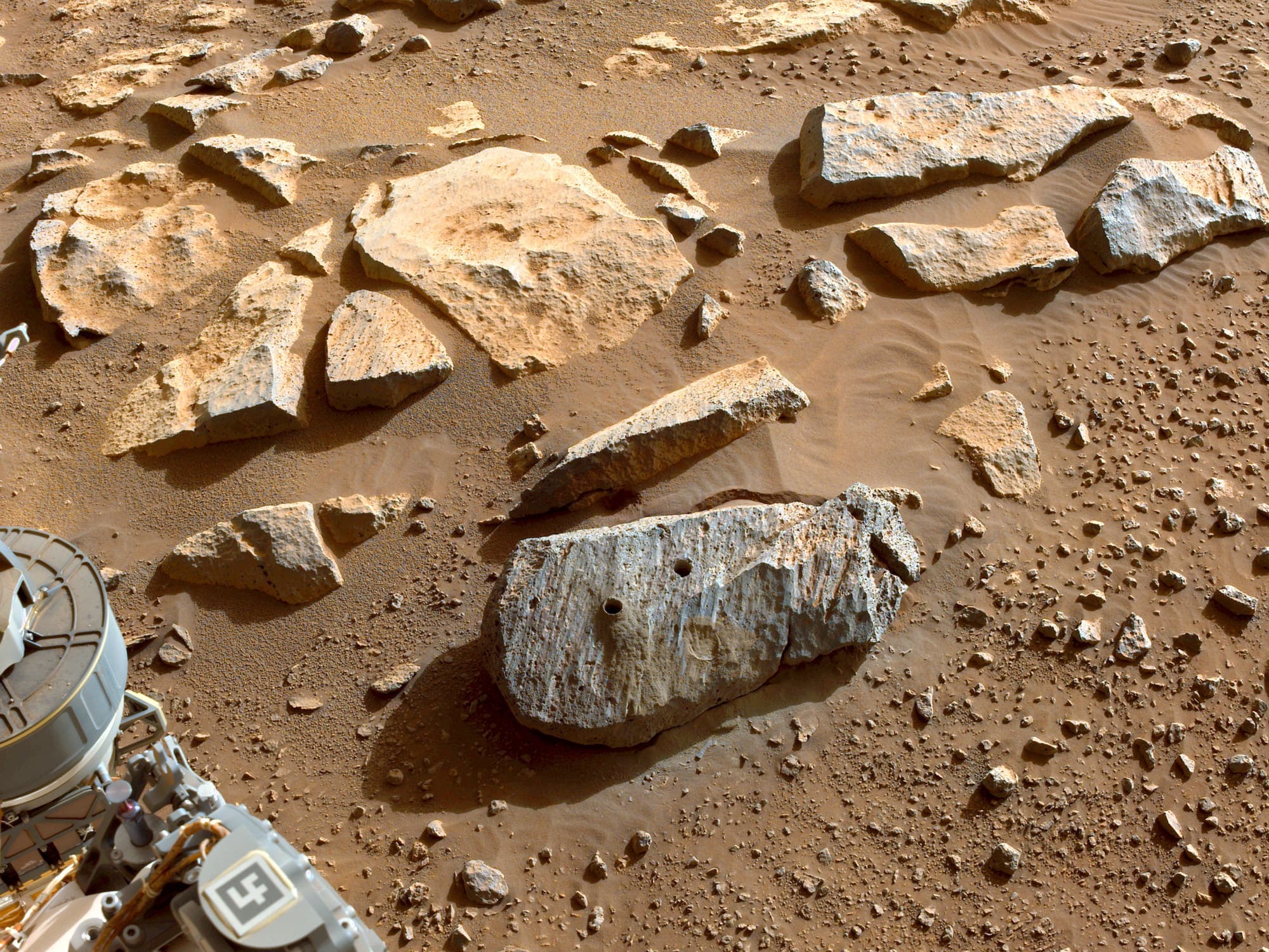 Rochette est le nom donné à ce caillou où les premiers échantillons de Mars ont été prélevés (les deux trous dans la roche).