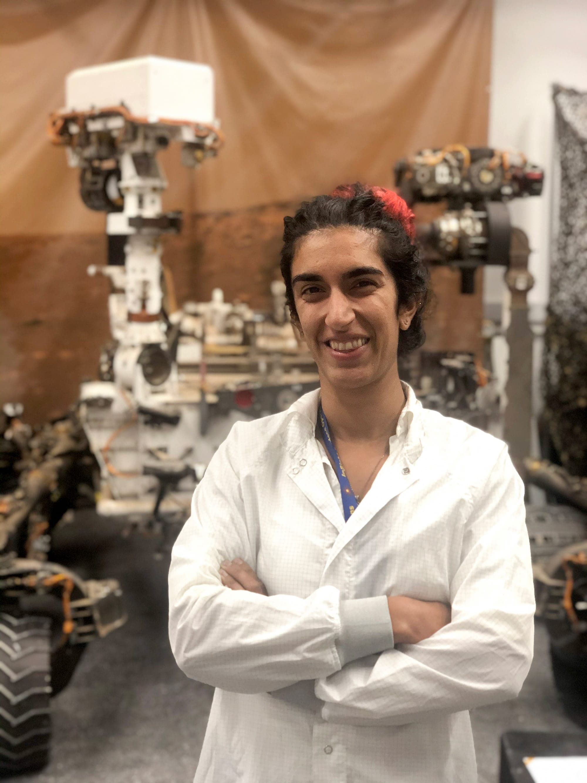 L’ingénieure devant l’astromobile Perseverance.