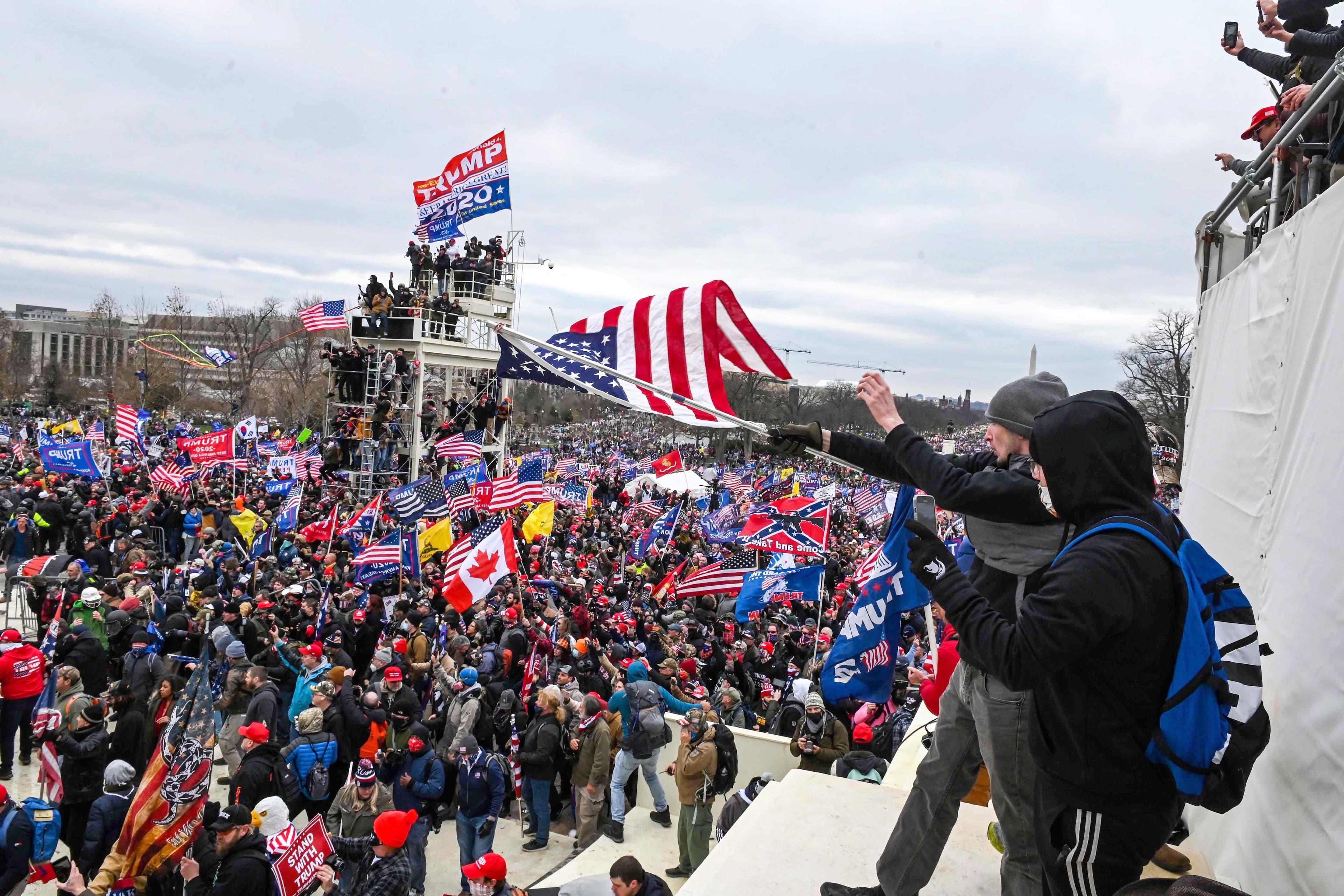 Des manifestants devant le Capitole, le 6 janvier 2021.
