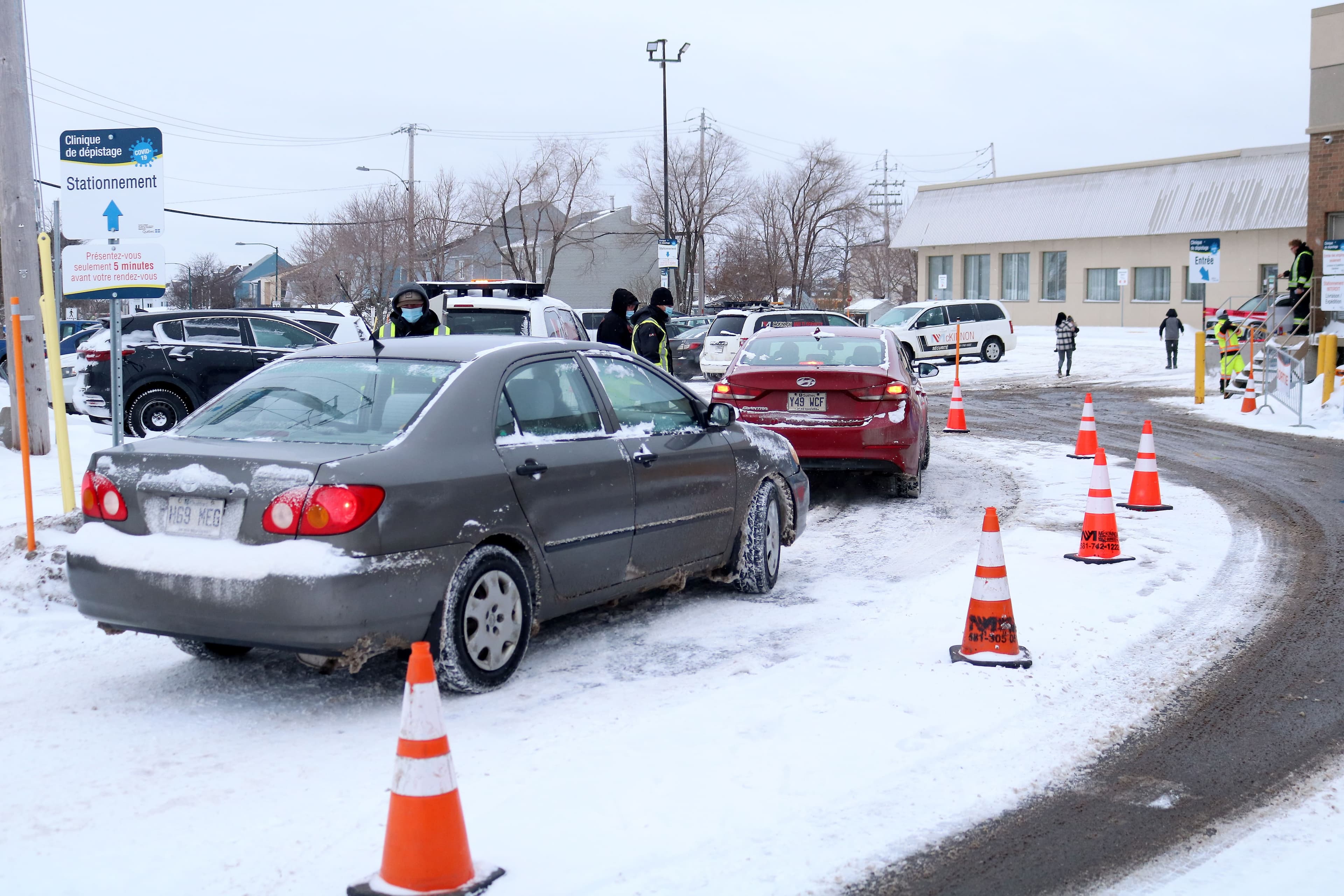 Plusieurs ont dû rebrousser chemin à Lévis, la clinique ne pouvant accueillir plus de patients.