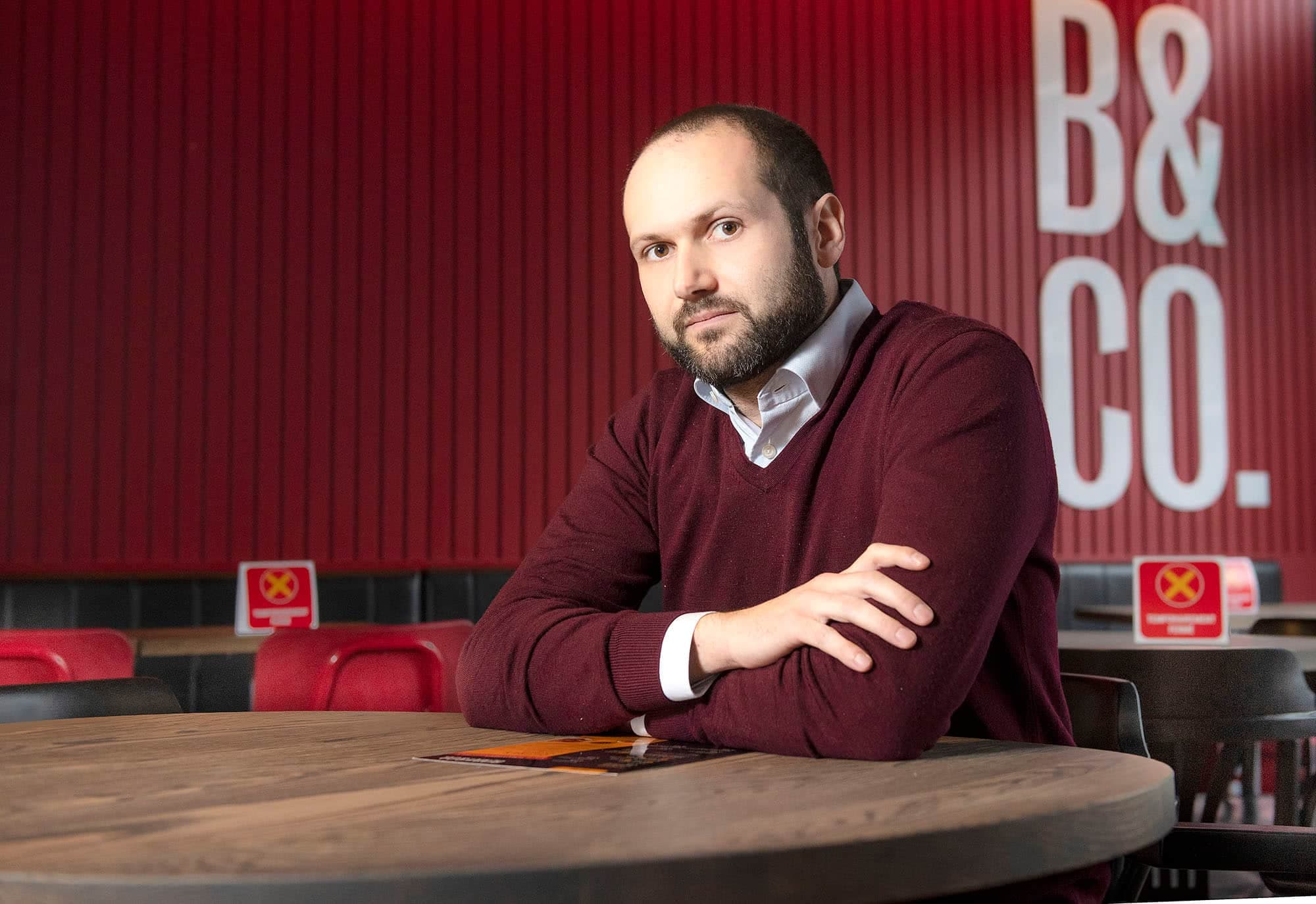 Chez Benny & Co, on se demande comment l’industrie survivra. « Le prix de nos emballages augmente de 20 % à 40 % et on a un gros volume, imaginez les petits joueurs », illustre Nicolas Filiatrault, que l’on voit ici dans une succursale de Montréal.