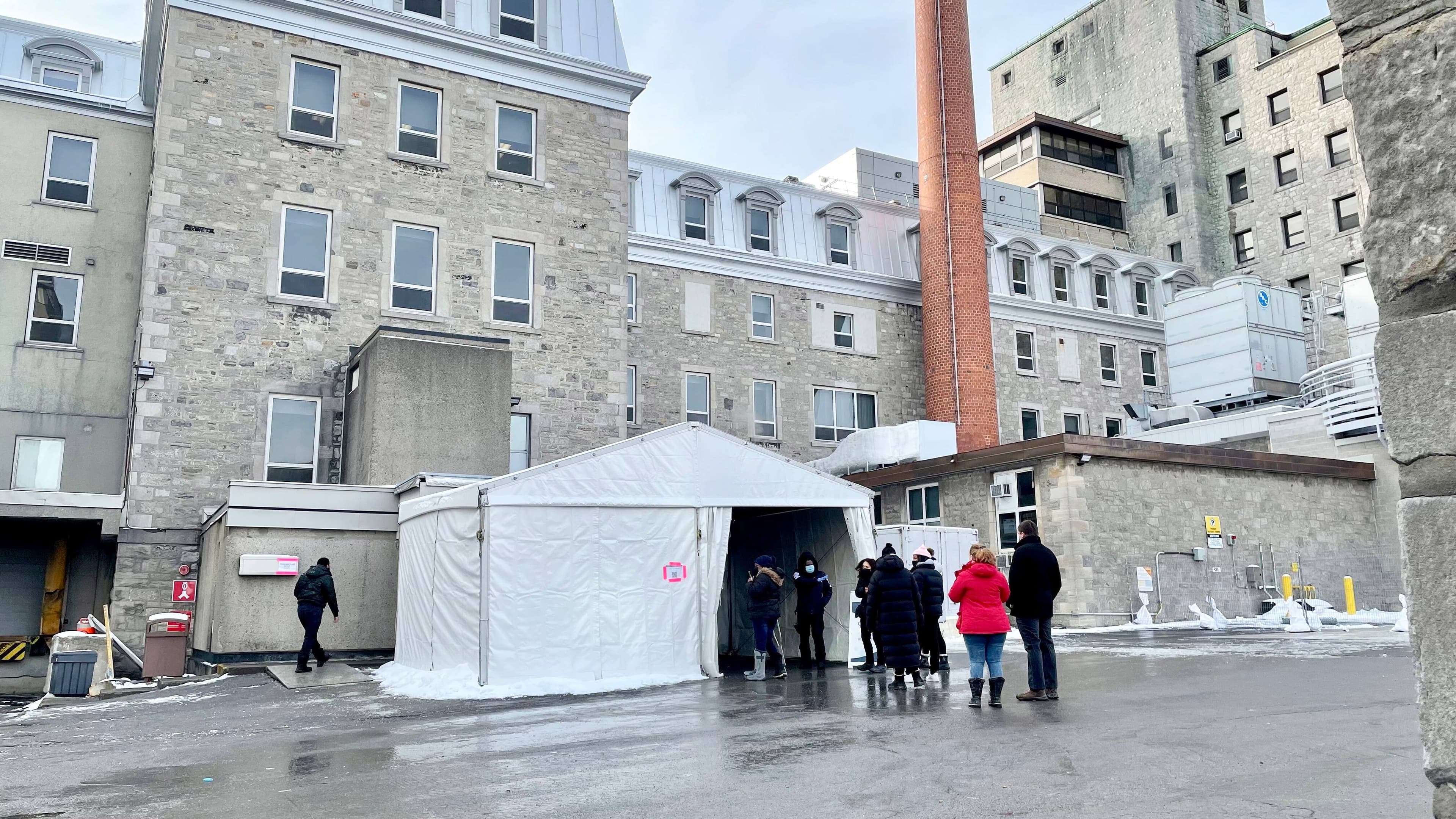 Devant l’Hôtel-Dieu, un employé remettait des coupons de rendez-vous aux personnes qui se présentaient à la clinique de dépistage.