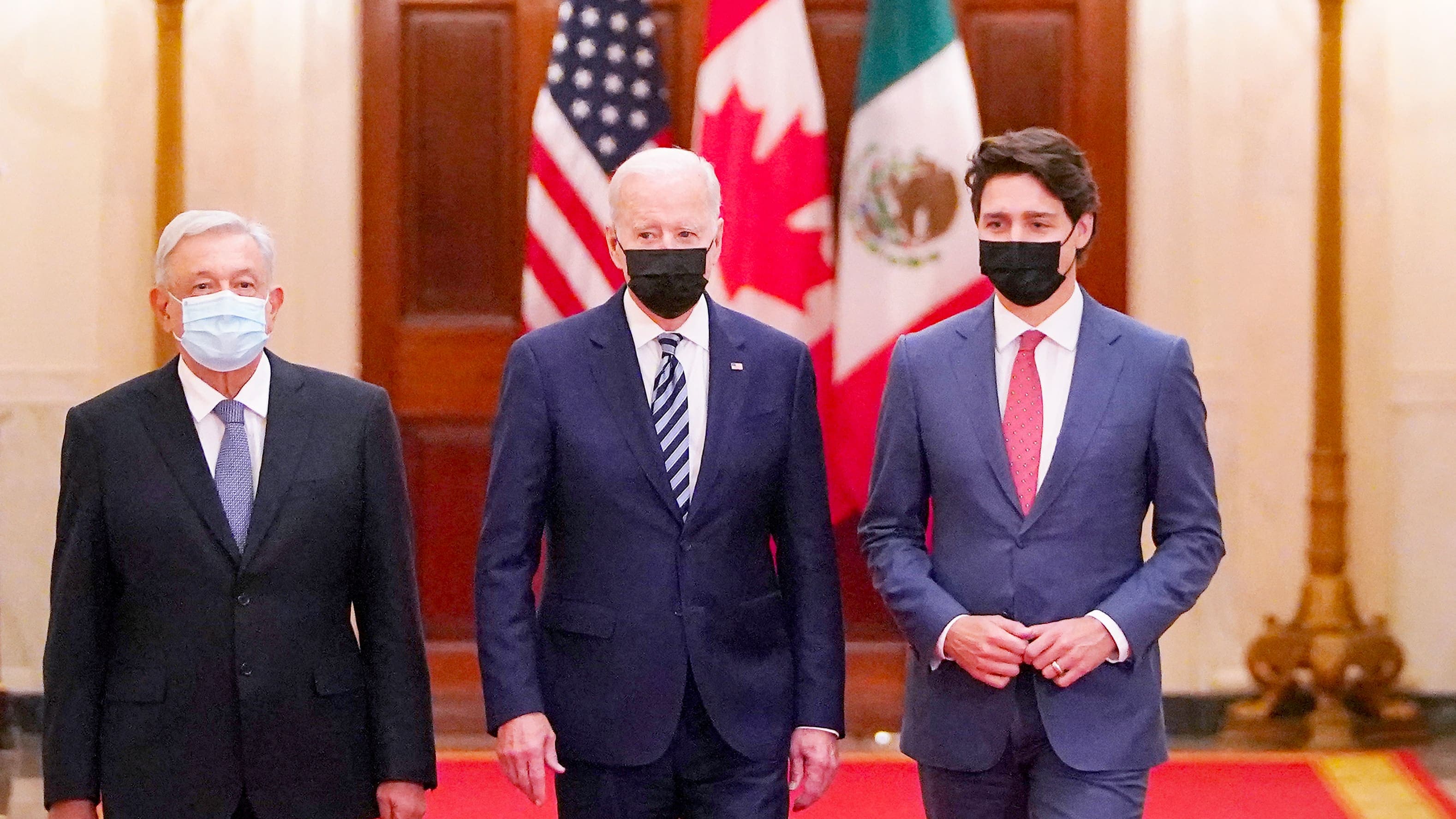 Le président mexicain Andres Manuel Lopez Obradore, le président américain Joe Biden et le premier ministre canadien Justin Trudeau lors du Sommet des leaders nord-américains, à Washington, le 18 novembre 2021.