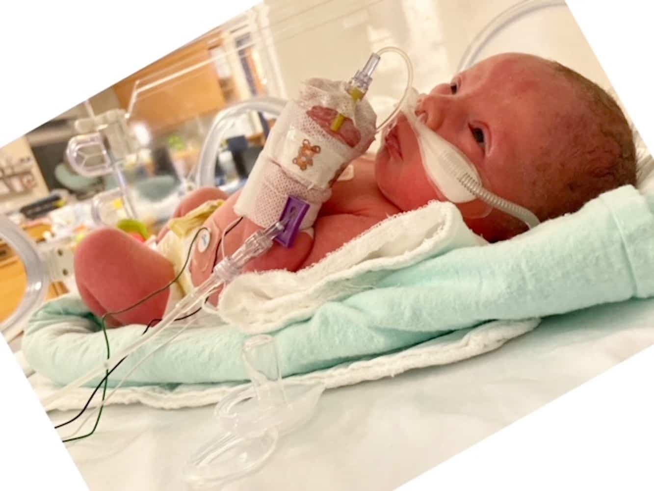 Depuis sa naissance, le garçon multiplie les séjours à l’hôpital à cause de ses problèmes respiratoires.