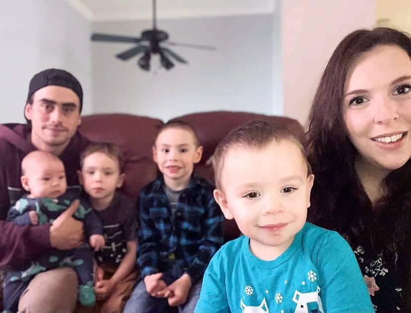 Charly, à l’avant-plan, en compagnie de sa mère Marie-Joëlle. À l’arrière, ses trois frères, Louis, trois mois, Mylan, trois ans et Eloi, cinq ans, sont aux côtés du père, Thierry.