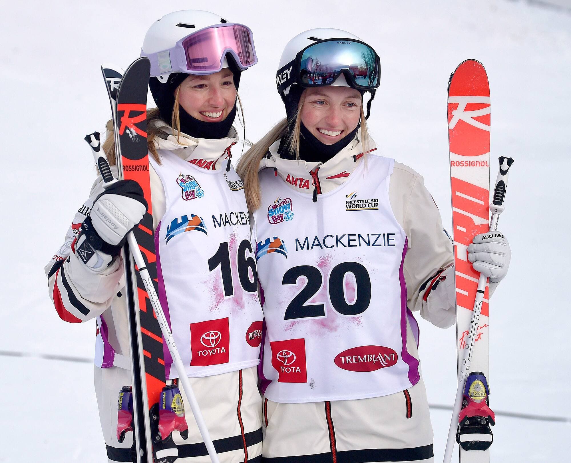 Les sœurs Chloé (à gauche) et Justine Dufour-Lapointe lors de la Coupe du monde de bosse en ski au mont Tremblant, le 8 janvier.