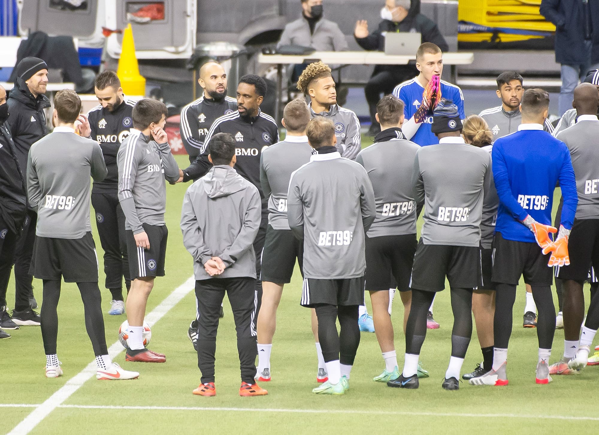 L’entraîneur du CF Montréal Wilfried Nancy est entouré de ses joueurs lors d’une pratique tenue au Stade olympique en janvier dernier.