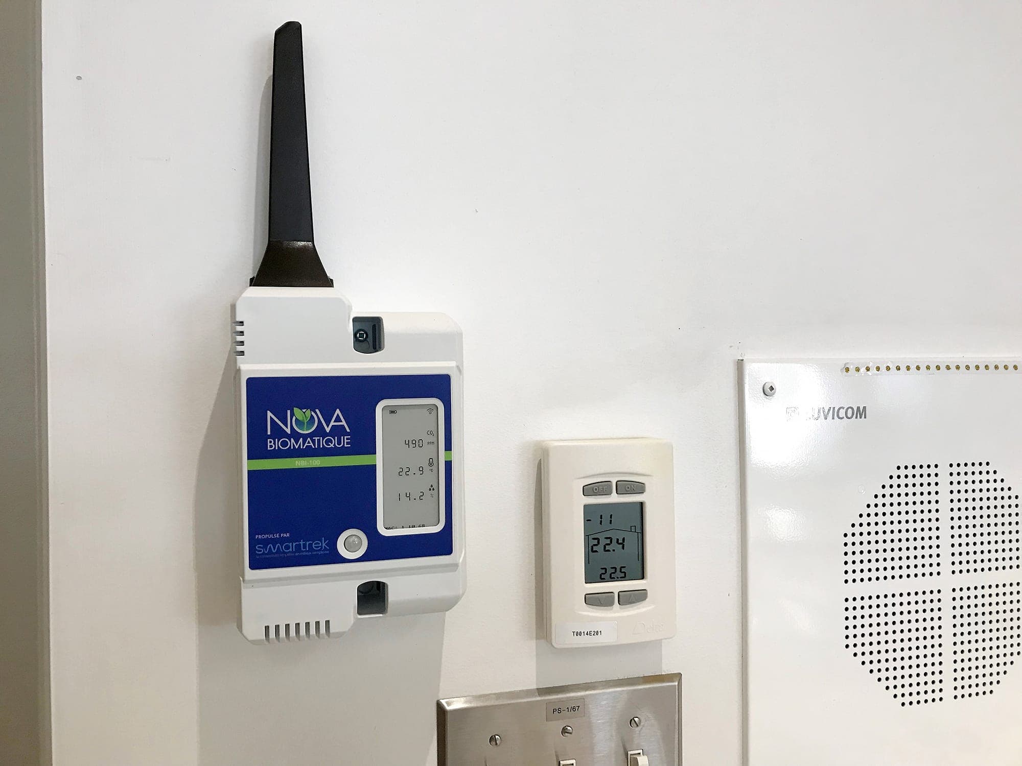 L’appareil : Le premier chiffre qui apparaît sur l’afficheur, en haut, permet d’indiquer le taux de concentration de C02 dans l’air (calculé en partie par million/ppm). Le seuil jugé « acceptable » par Québec a été fixé à 1500 ppm, mais la « cible » est d’arriver à un niveau de 1000 ppm et moins. Le lecteur indique aussi la température et le taux d’humidité dans la classe.