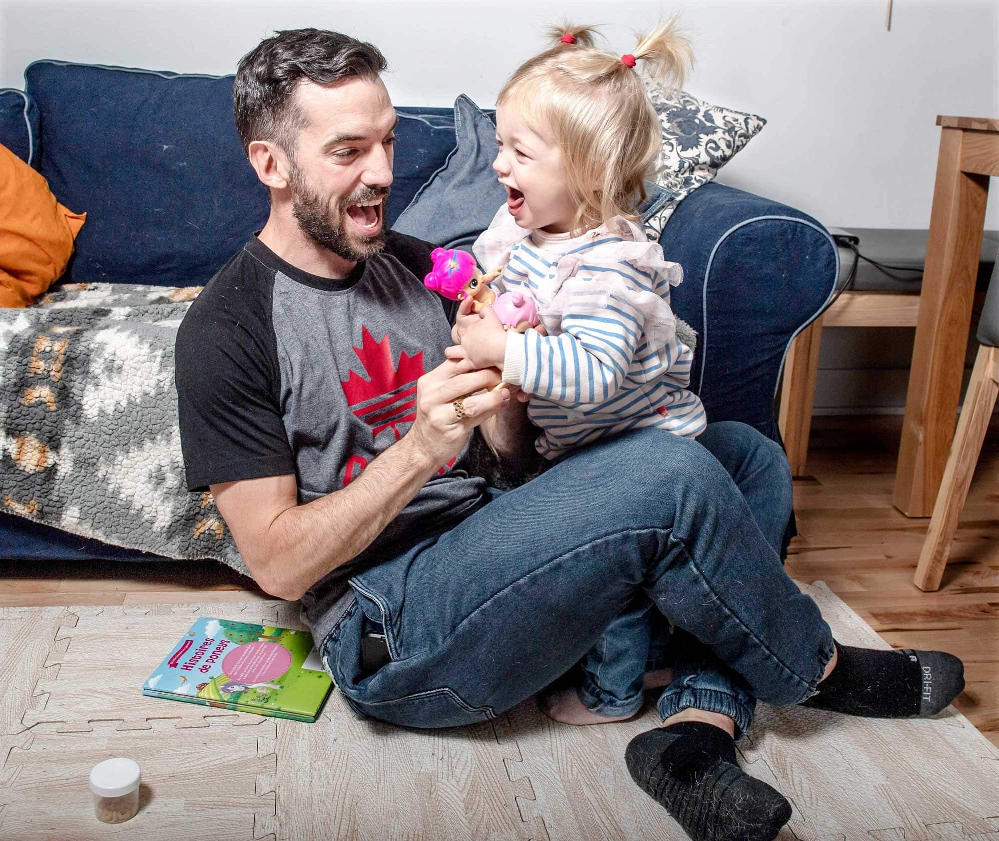 Le patineur de vitesse et sa fille avaient reçu le Journal pour une séance photo en prévision du cahier spécial que nous publions samedi.