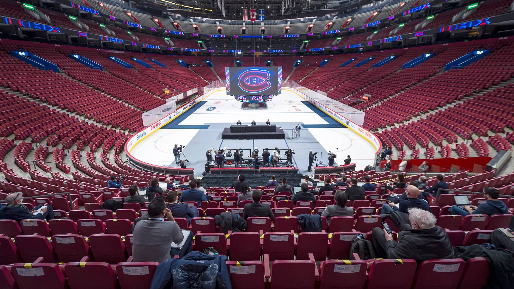 Pandémie oblige, Jeff Gorton, Kent Hughes et Geoff Molson occupaient une grande table dans la zone où habituellement le Canadien attaque en première et troisième période tandis que les journalistes étaient installés dans la section 119.