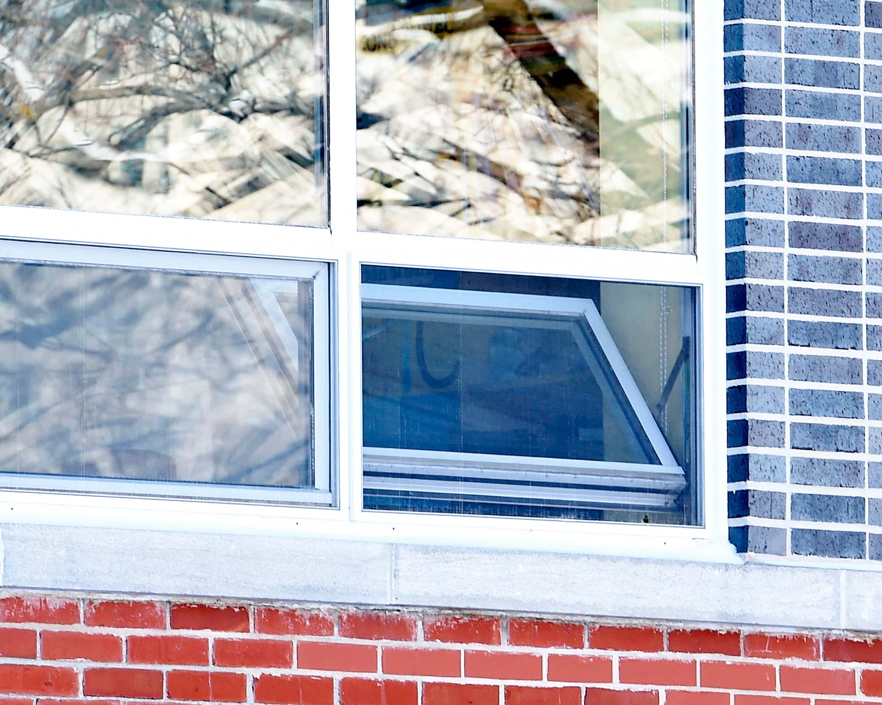 Des écoles ouvrent des fenêtres pour aérer les classes en raison de la COVID-19, comme ce fut le cas jeudi à l’école primaire de Sainte-Foy.