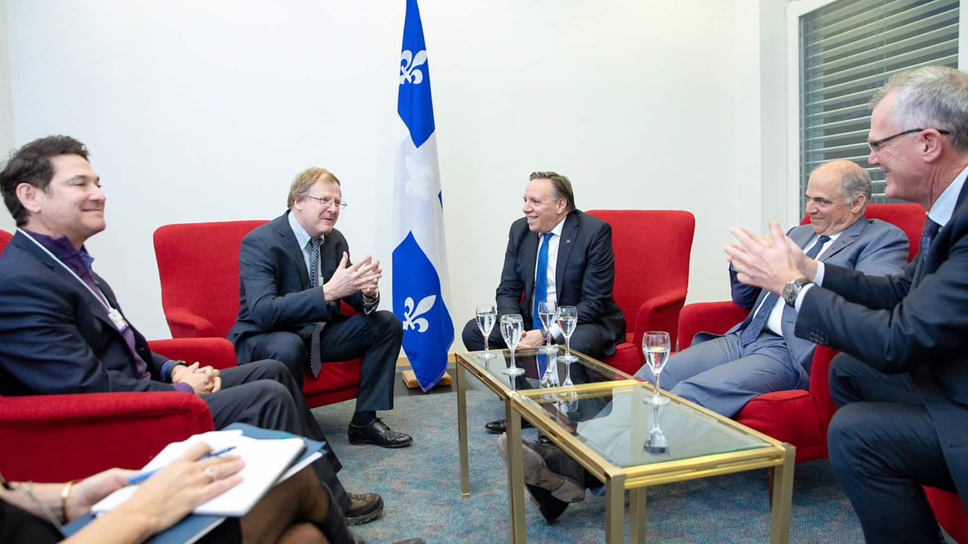 En 2019, le premier ministre François Legault avait rencontré Jim Breyer, fondateur de Breyer Capital et membre du CA de Blackstone (à gauche), à Davos, au sujet d’Énergie Saguenay de GNL-Québec, un immense projet d’exportation de gaz naturel liquéfié qui est depuis tombé à l’eau.
