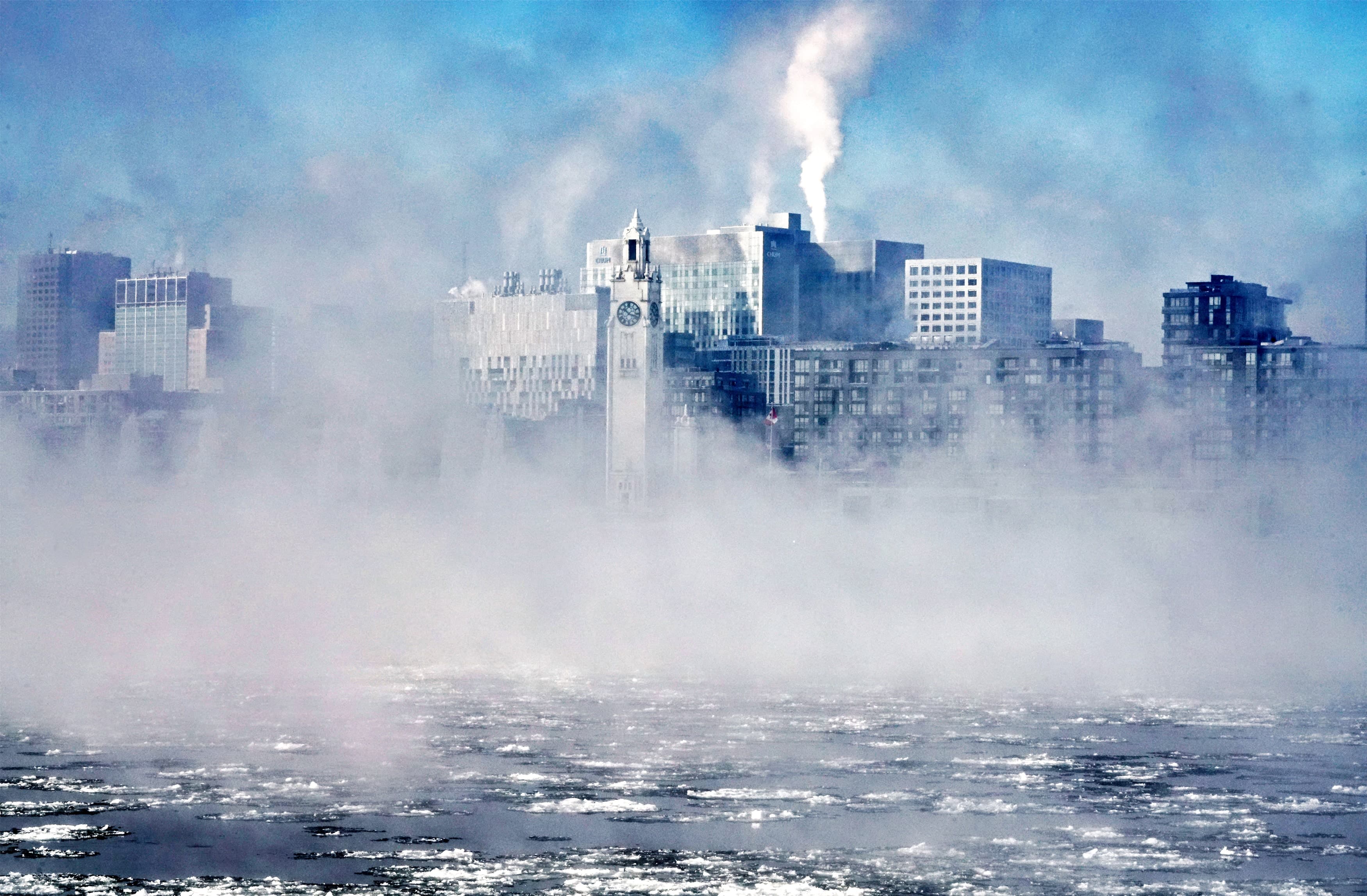 Le froid intense a plongé samedi Montréal et le fleuve Saint-Laurent dans un épais brouillard.
