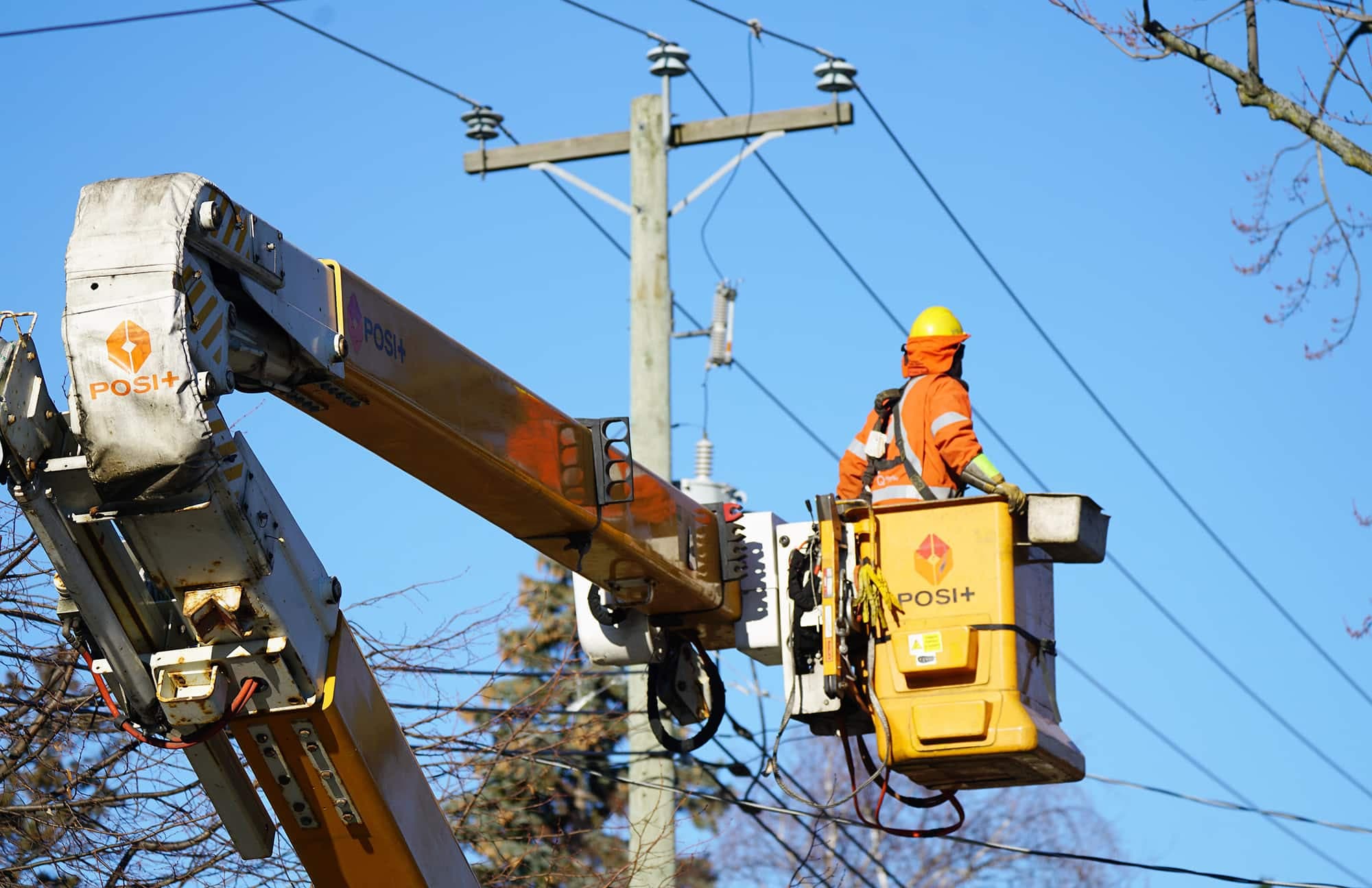 Un employé d’Hydro-Québec sur le terrain après la tempête de vents de la mi-décembre 2021. La société d’État souligne qu’elle a surtout recours aux heures supplémentaires dans ce type de circonstances.