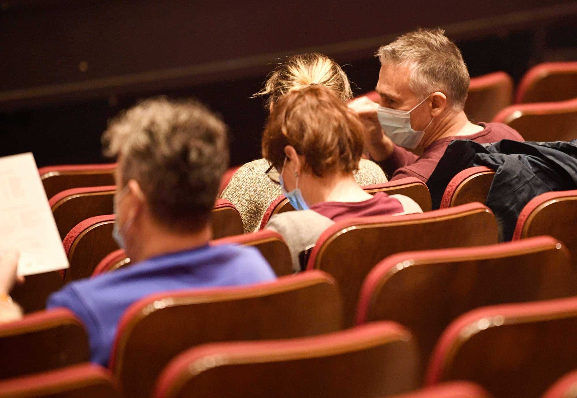 Les salles de spectacles devront respecter diverses mesures sanitaires, en plus de combler seulement 50 % des sièges disponibles.